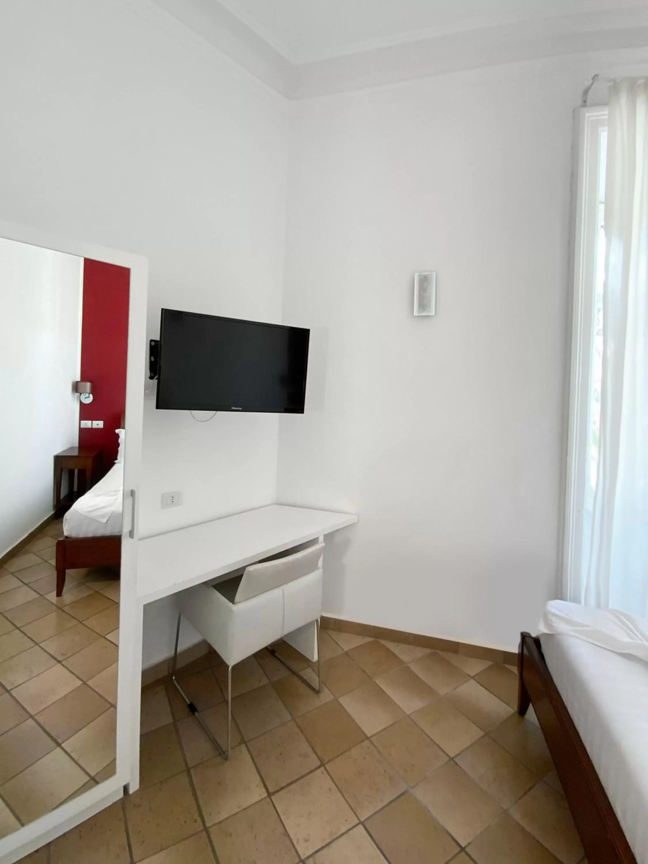 TV and multimedia, Bed in Roma Resort Colosseum