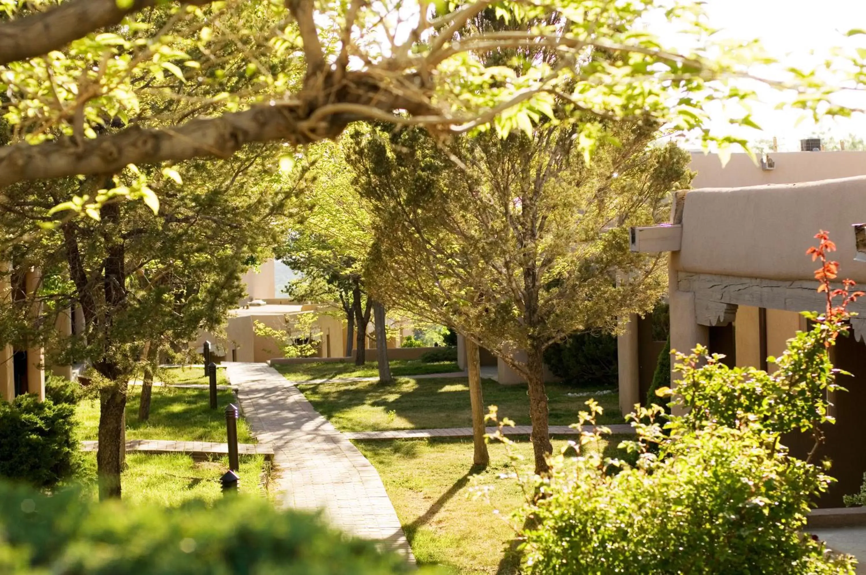 Facade/entrance, Garden in Fort Marcy Suites