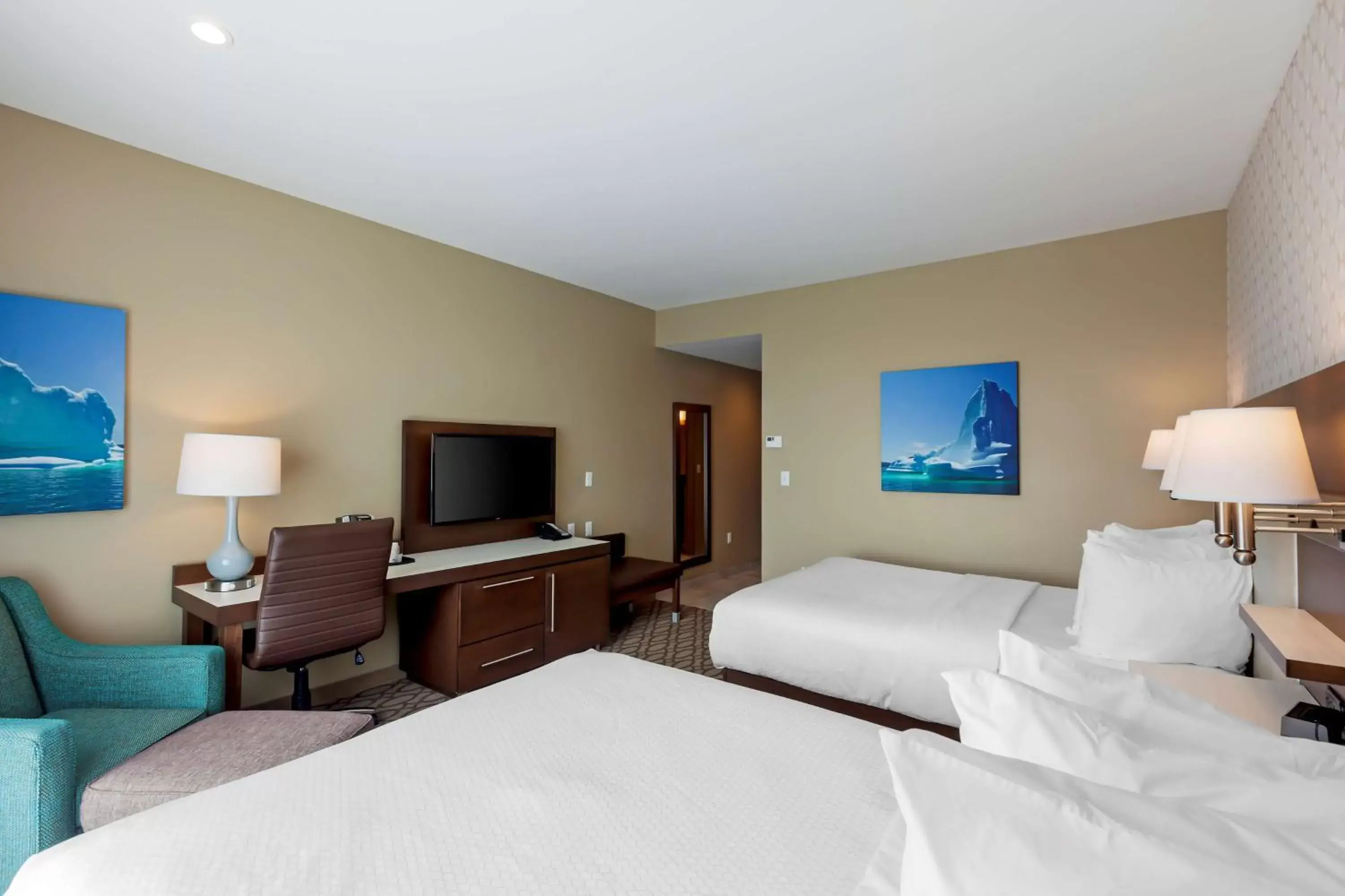 Bedroom, TV/Entertainment Center in Best Western Plus St. John's Airport Hotel and Suites