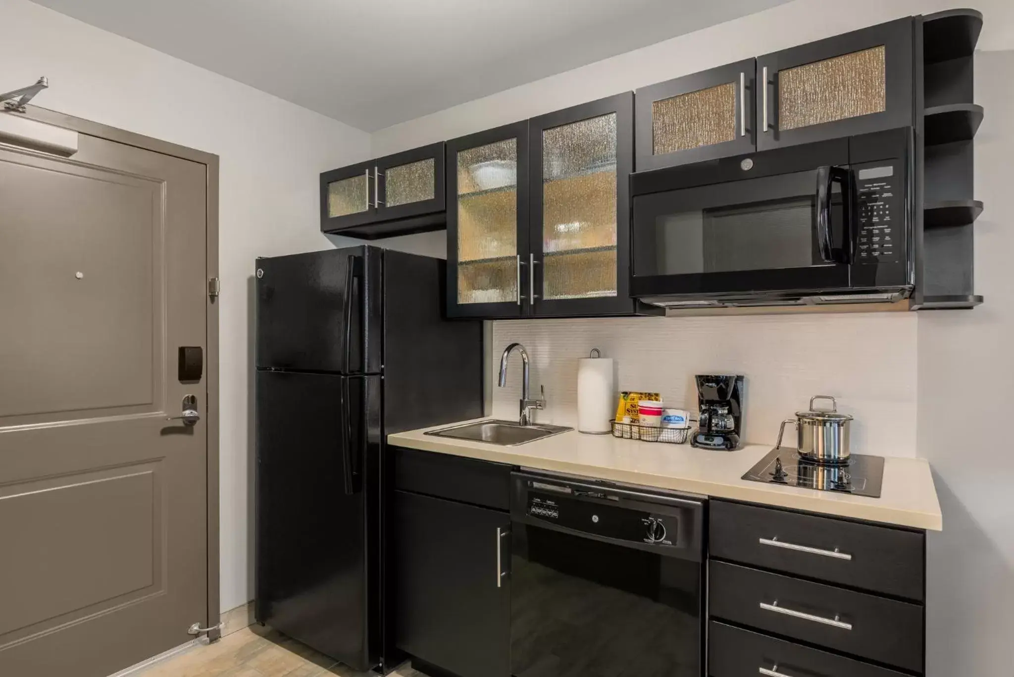Bedroom, Kitchen/Kitchenette in Candlewood Suites Cookeville, an IHG Hotel