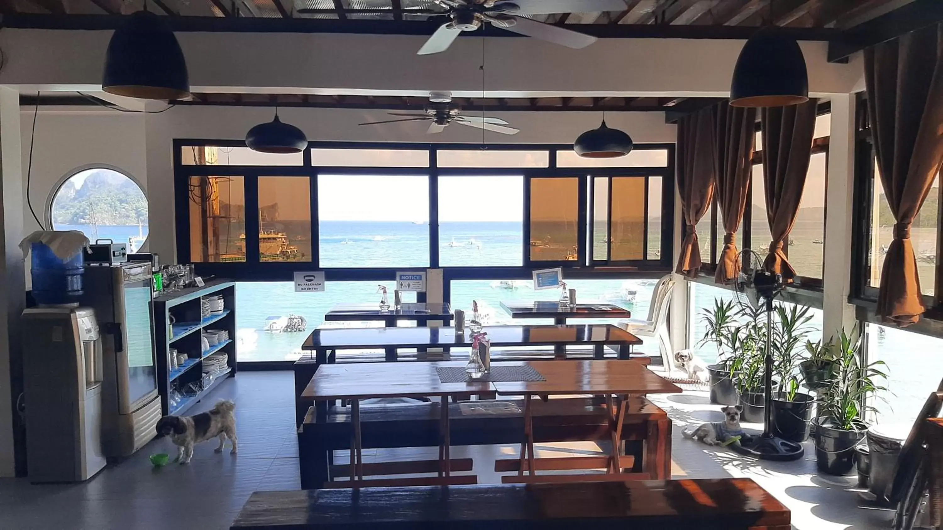 Restaurant/Places to Eat in A Place to Remember El Nido