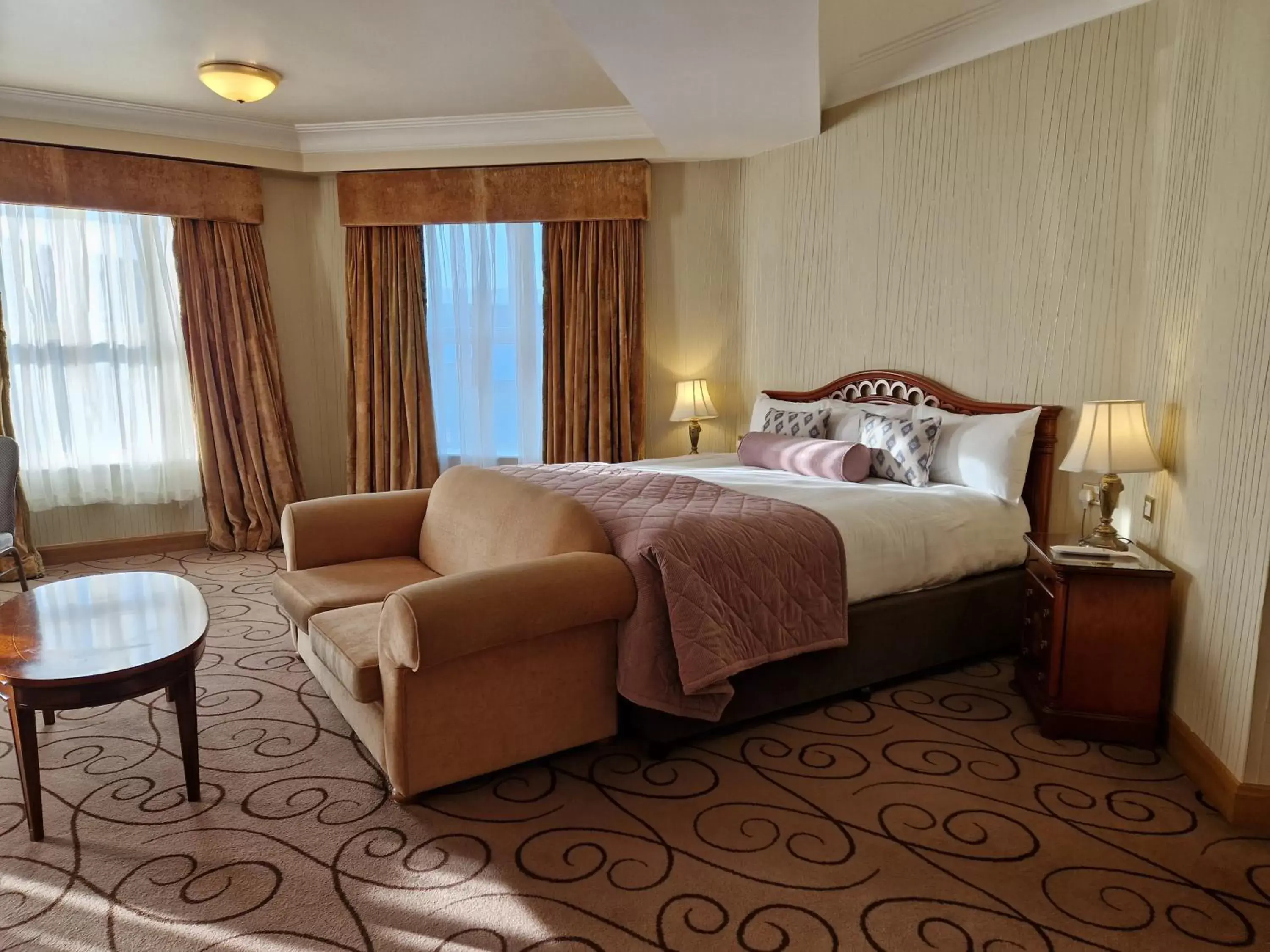 Bedroom, Bed in Lawlors Hotel