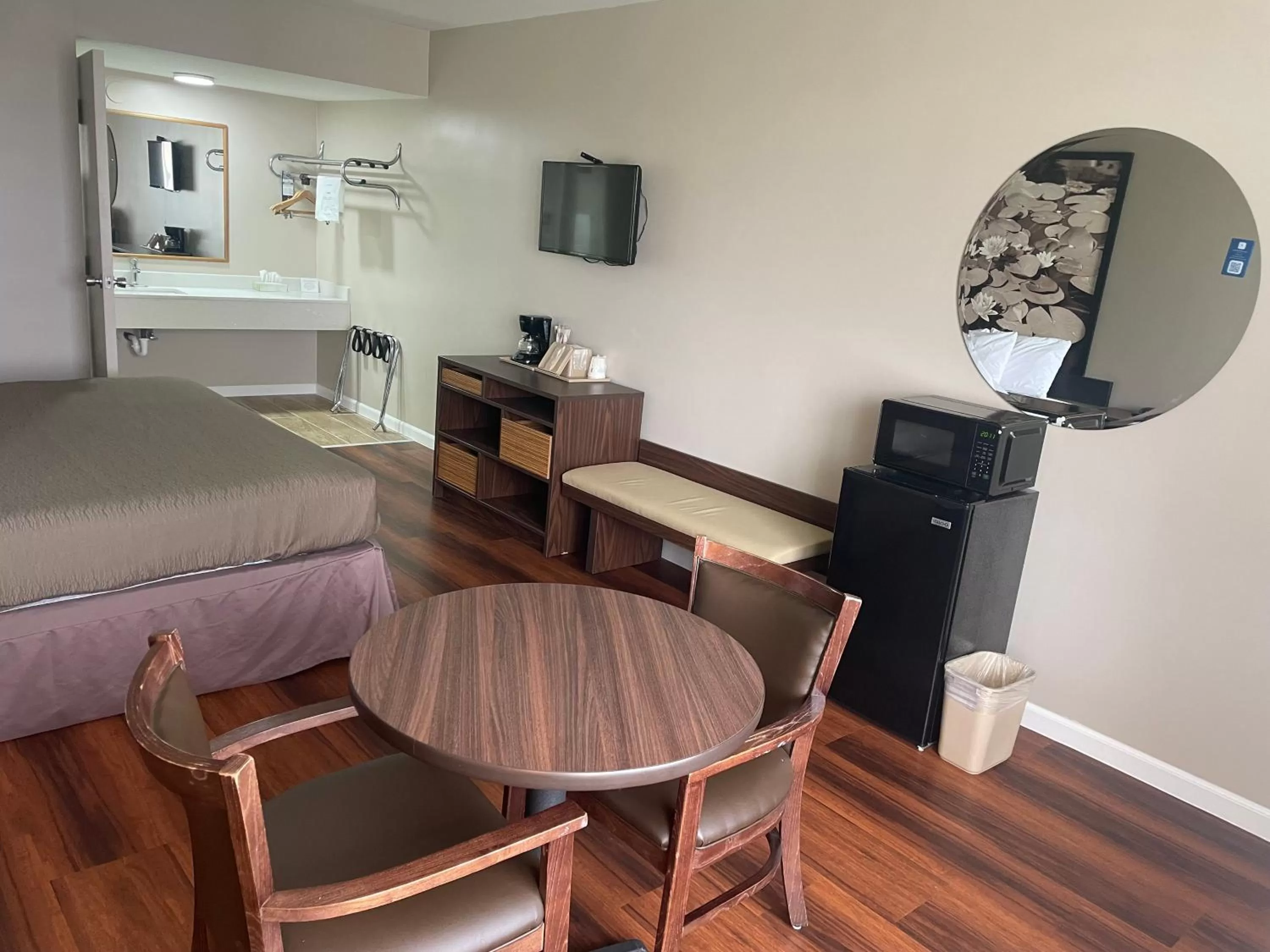 Swimming pool, Bed in Super 8 by Wyndham Valdosta Mall