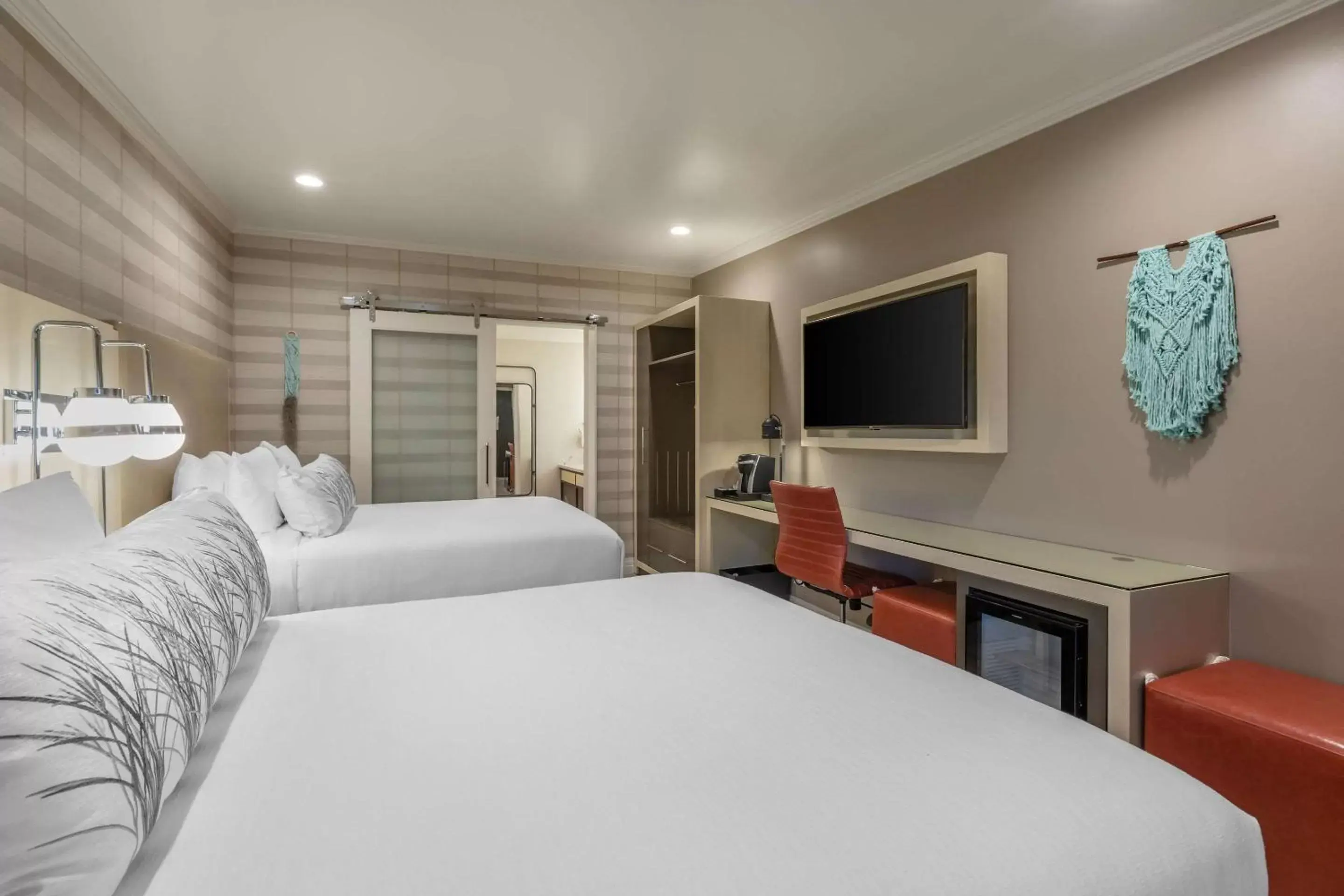 Photo of the whole room, Bed in Bluestem Hotel Torrance Los Angeles, Ascend Hotel Collection