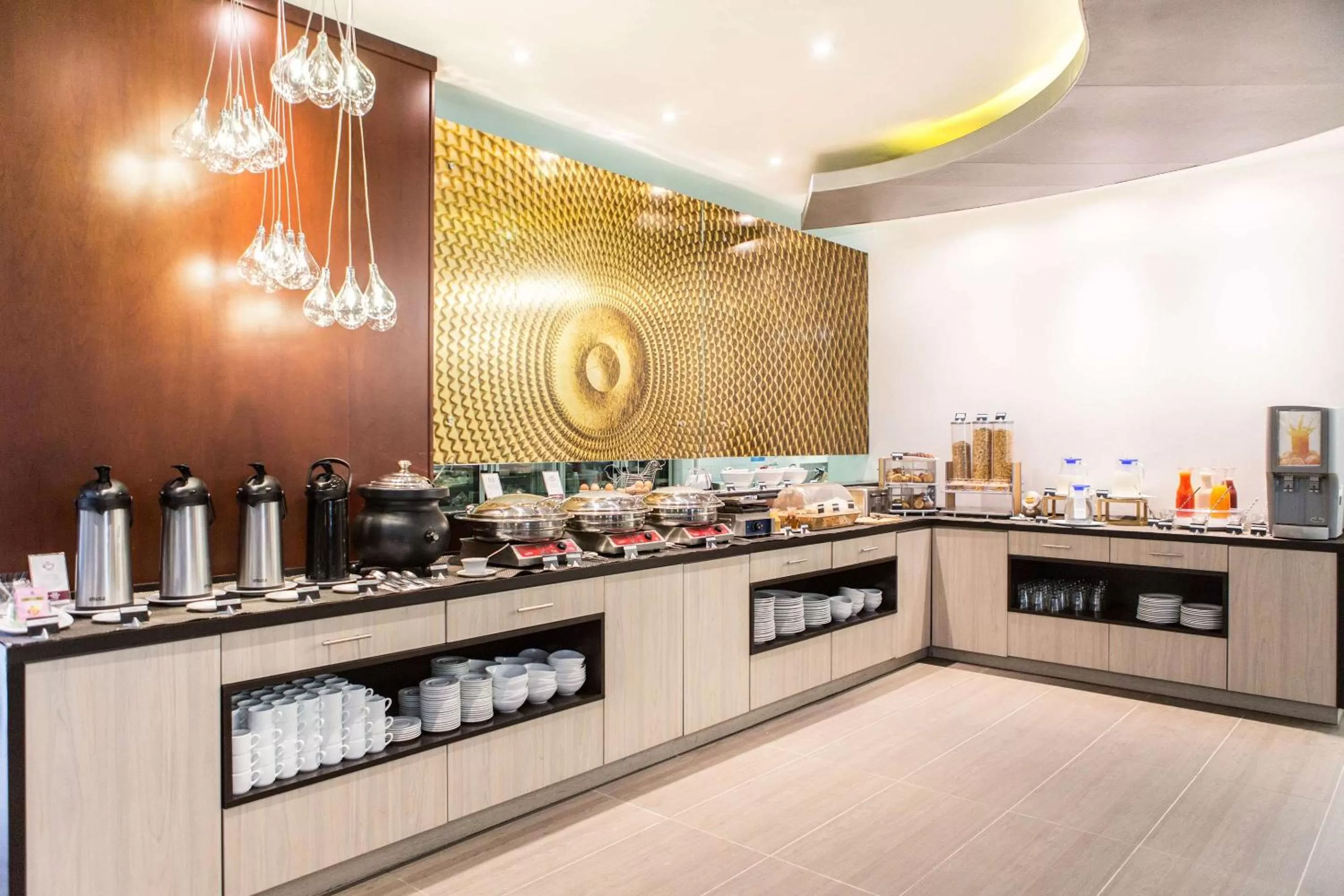 Restaurant/places to eat in Best Western Plus 93 Park Hotel