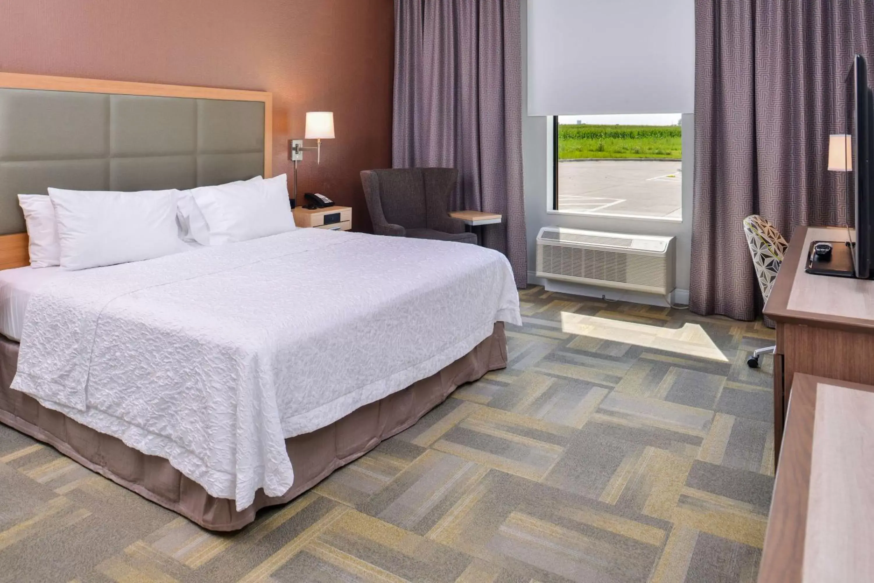 Bed in Hampton Inn and Suites Altoona-Des Moines by Hilton