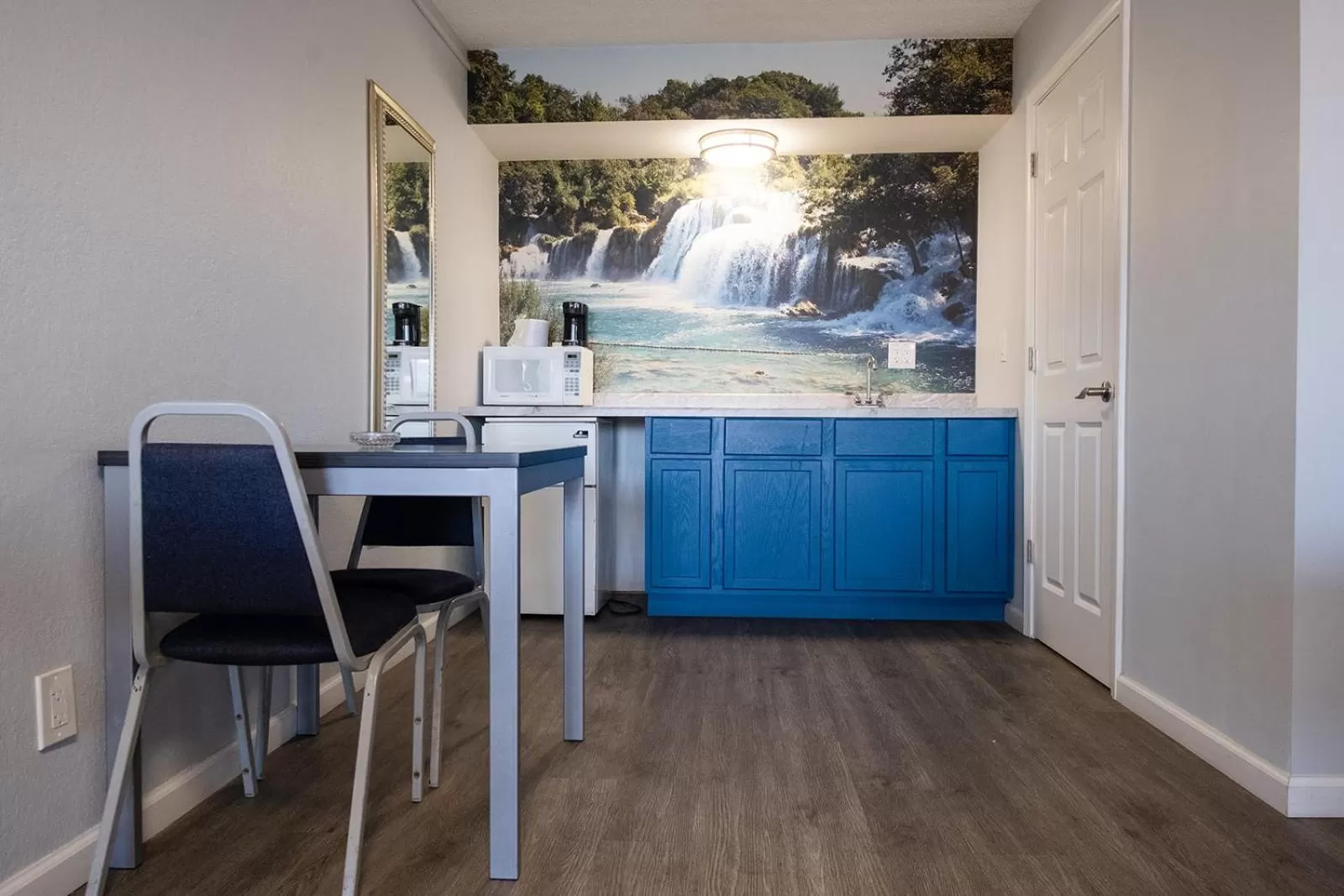 hair dresser in Envi Boutique Hotel Henderson-Evansville South