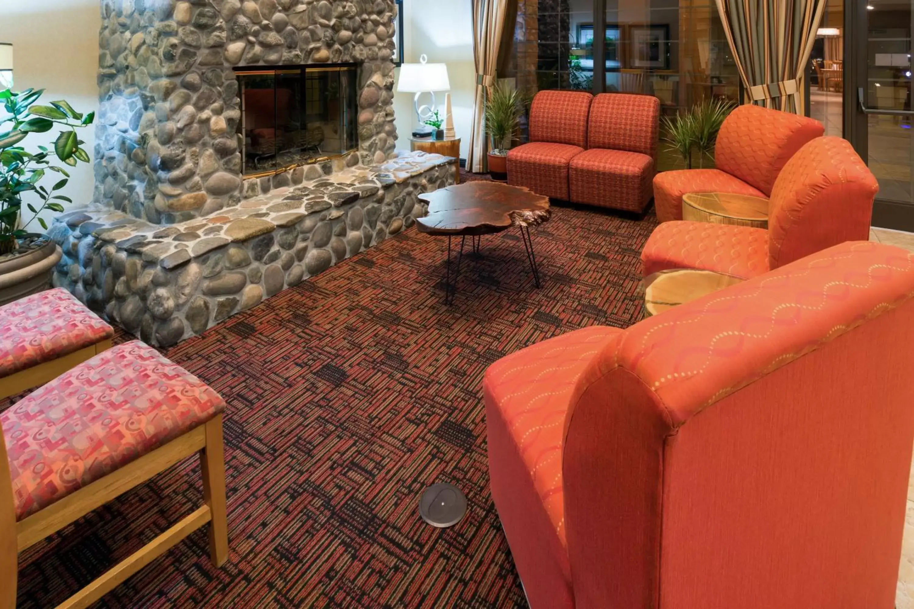 Lobby or reception, Seating Area in Holiday Inn Express Grants Pass, an IHG Hotel