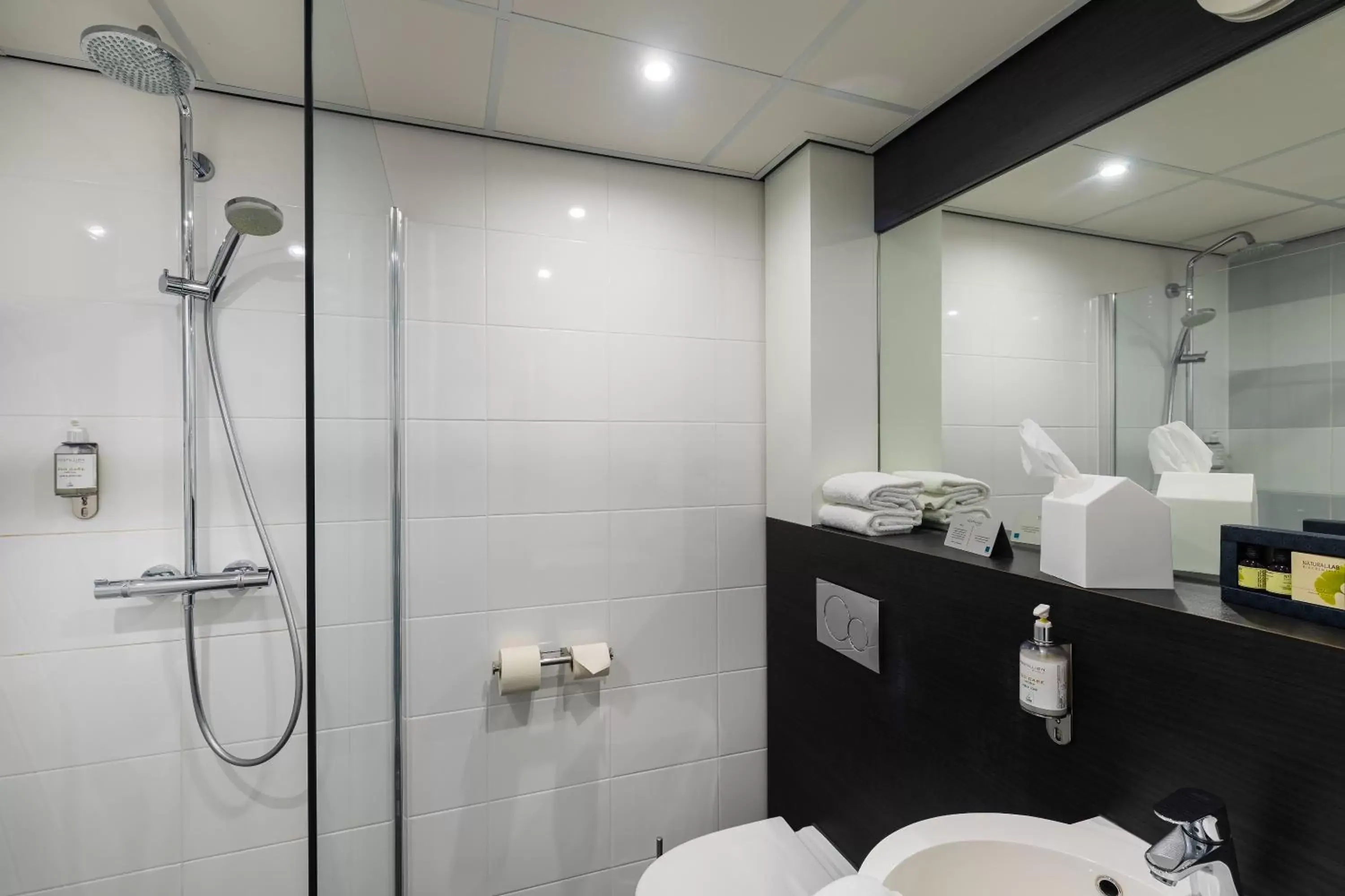 Bathroom in Postillion Hotel Deventer