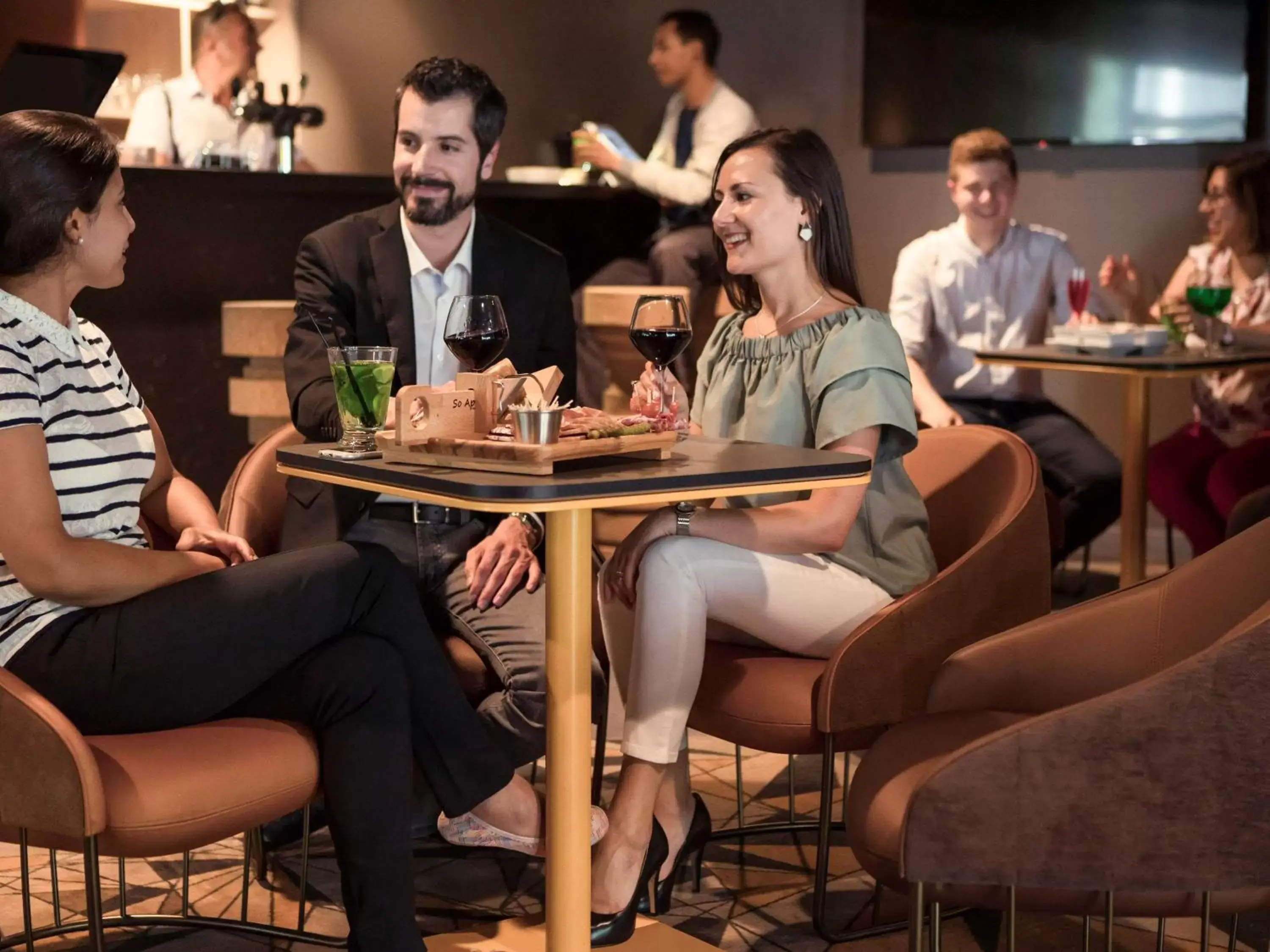 Lounge or bar in Mercure Paris Sud Les Ulis-Courtaboeuf Lounge or bar in Mercure Paris Sud Les Ulis-Courtaboeuf