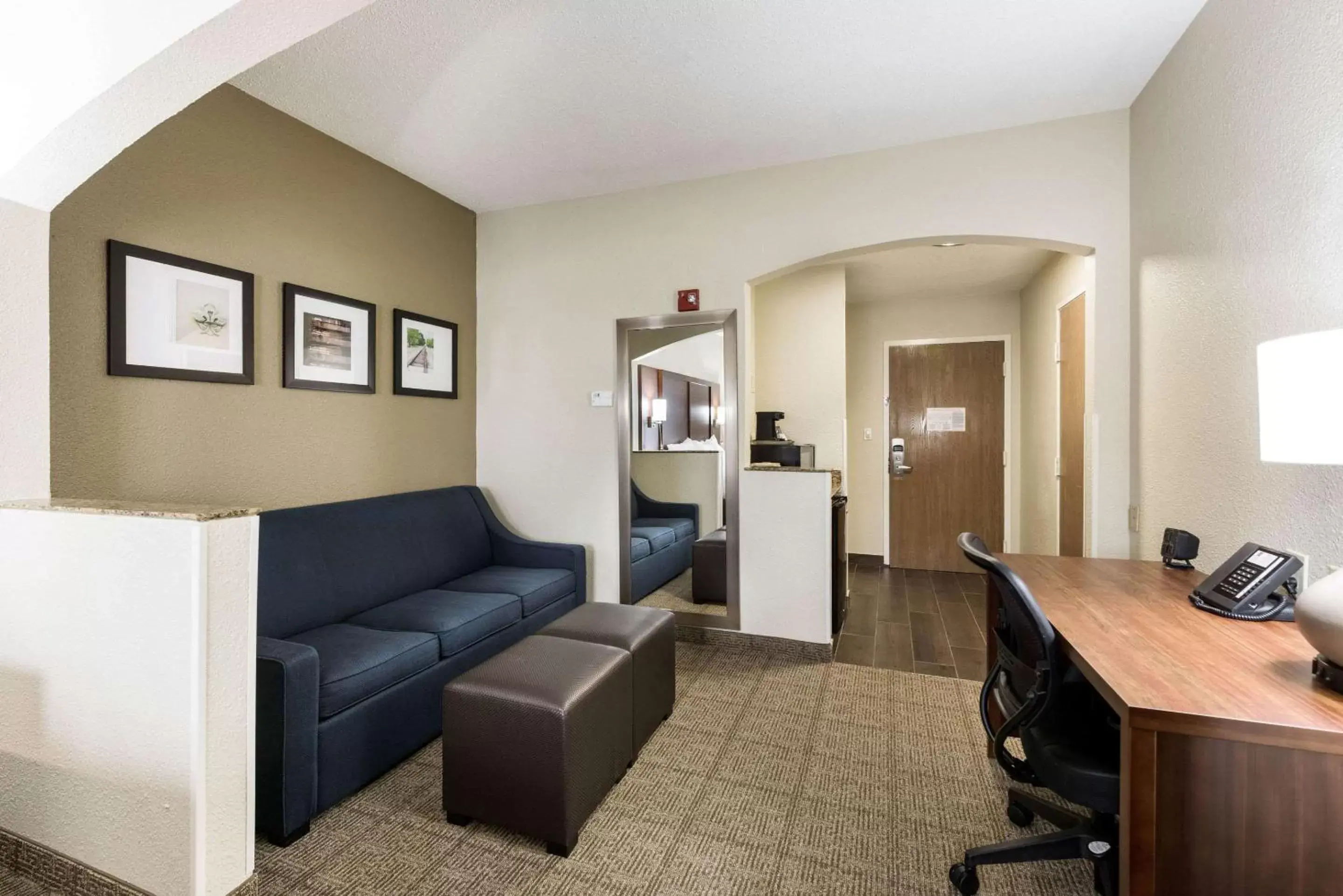 Photo of the whole room, Seating Area in Comfort Suites Monroe