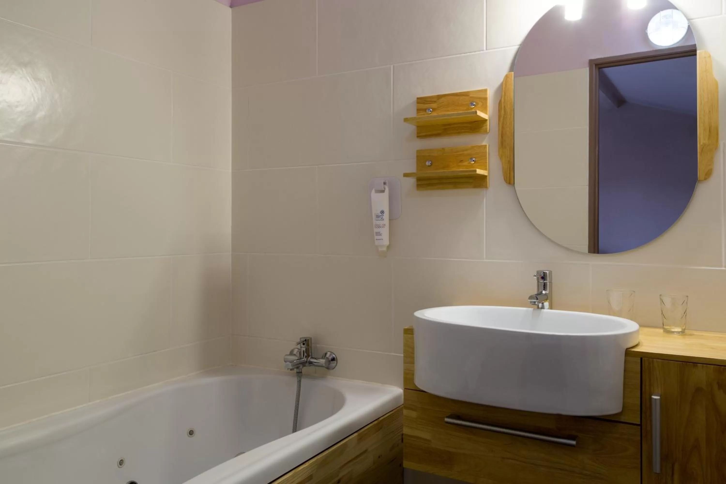 Bathroom in Urban Style, Hôtel Le Cheval Noir, Saint-Étienne