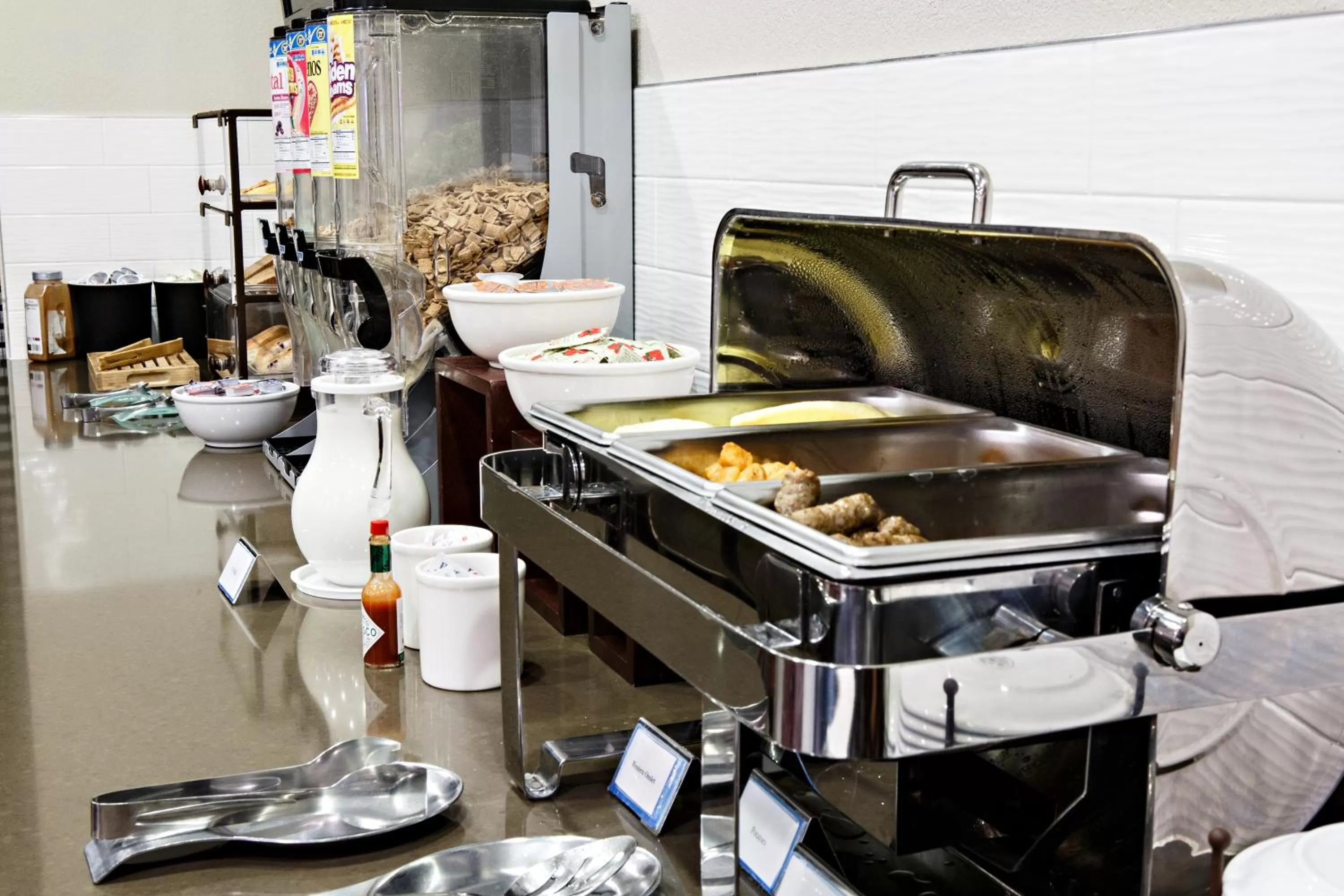 Breakfast in Country Inn & Suites by Radisson, Harrisburg West Mechanicsburg