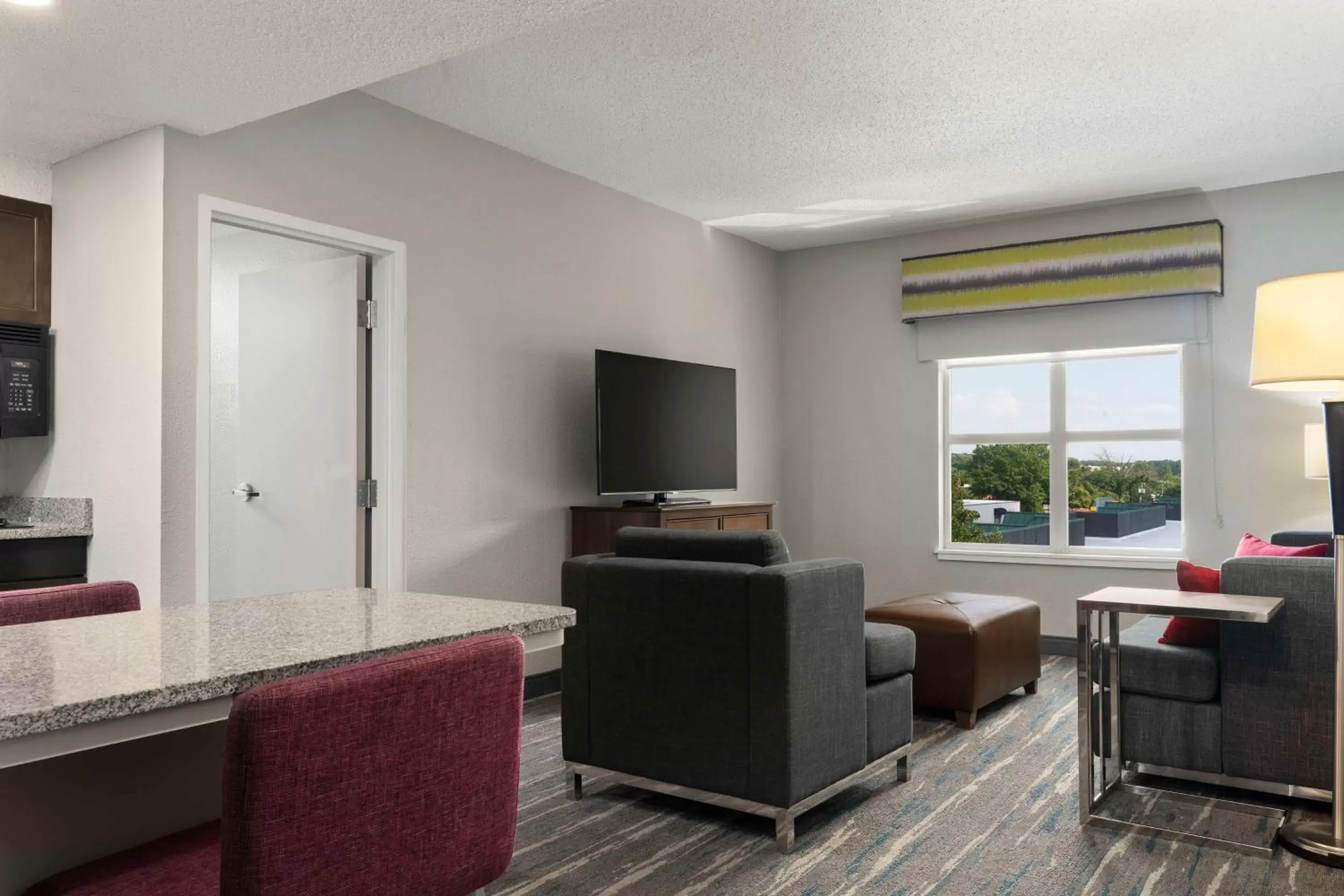Living room, Seating Area in Hampton Inn & Suites Newport News-Airport - Oyster Point Area