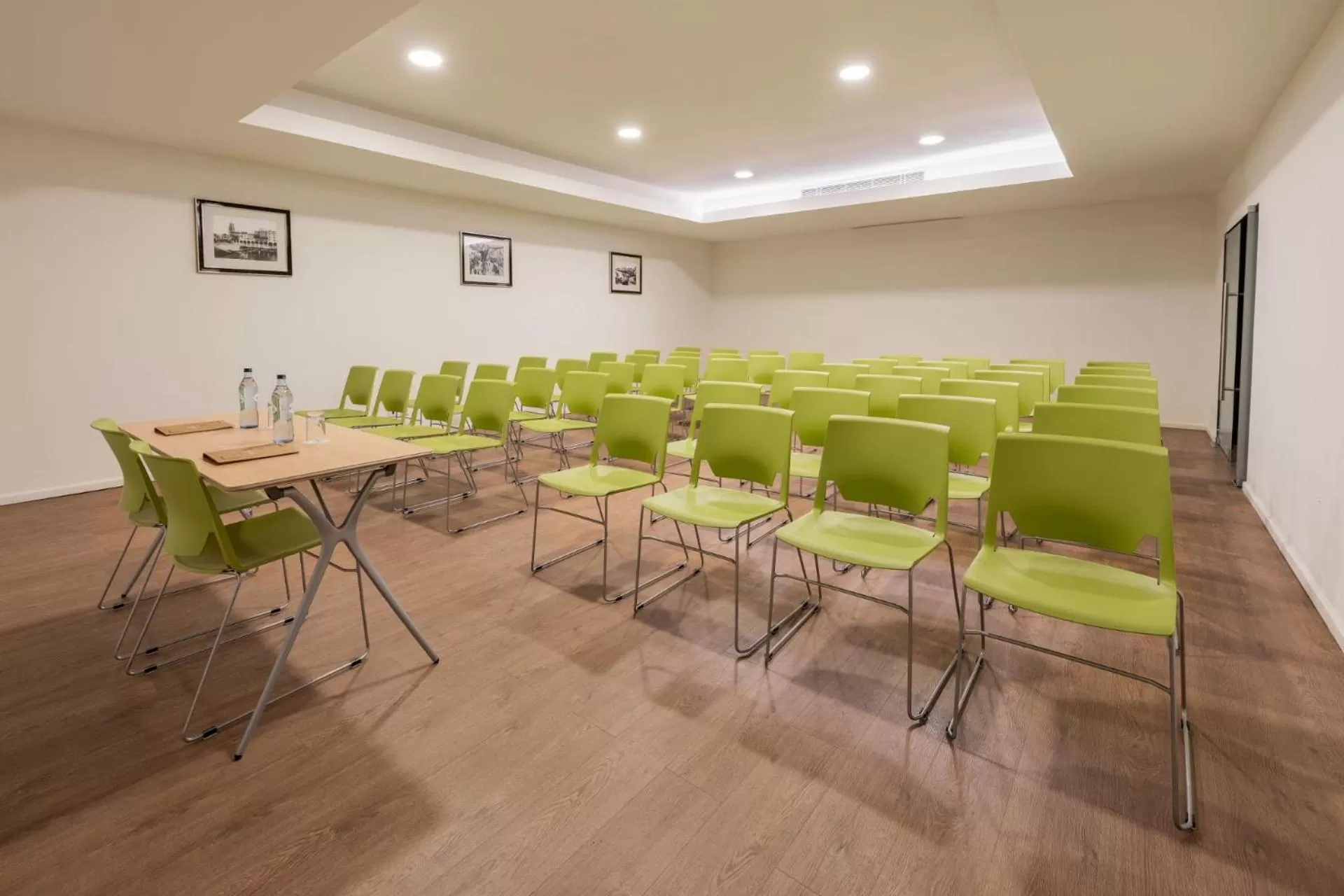 Meeting/conference room in Neat Hotel Avenida