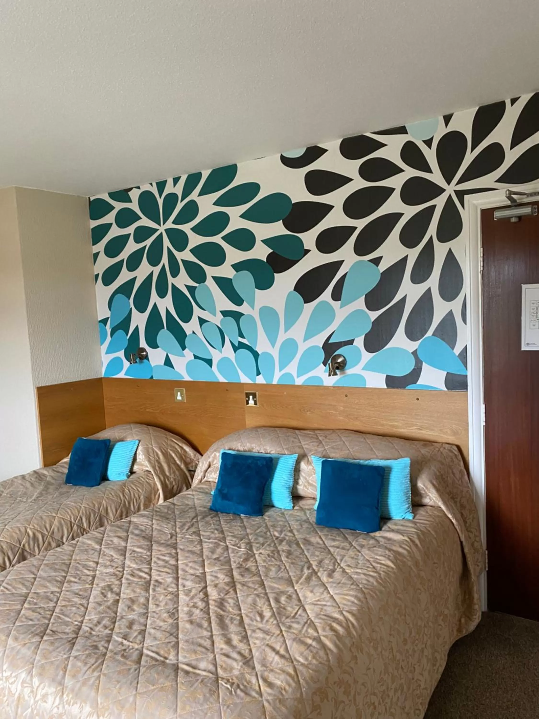 Bedroom, Bed in Park Manor Hotel