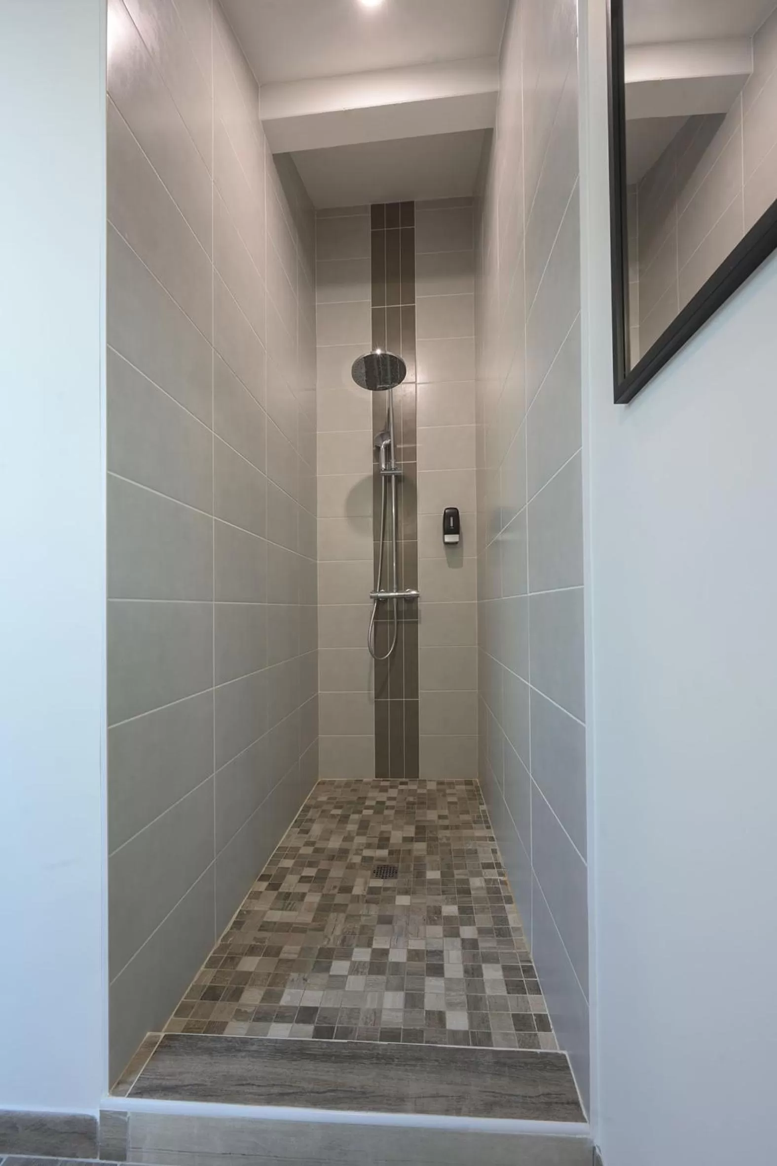 Shower in Hotel De La Croisée