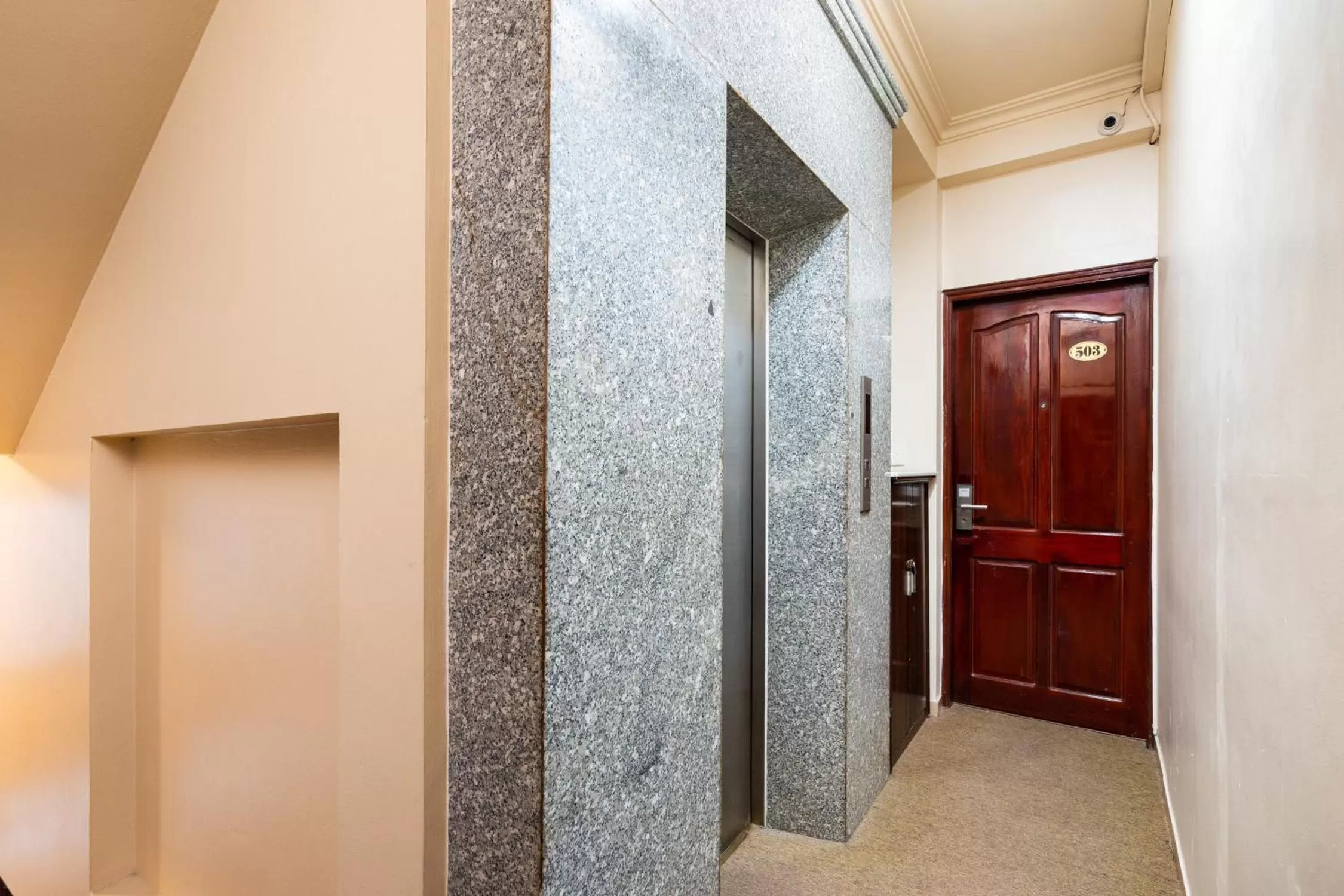 elevator, Bathroom in Artisan Lakeview Hotel