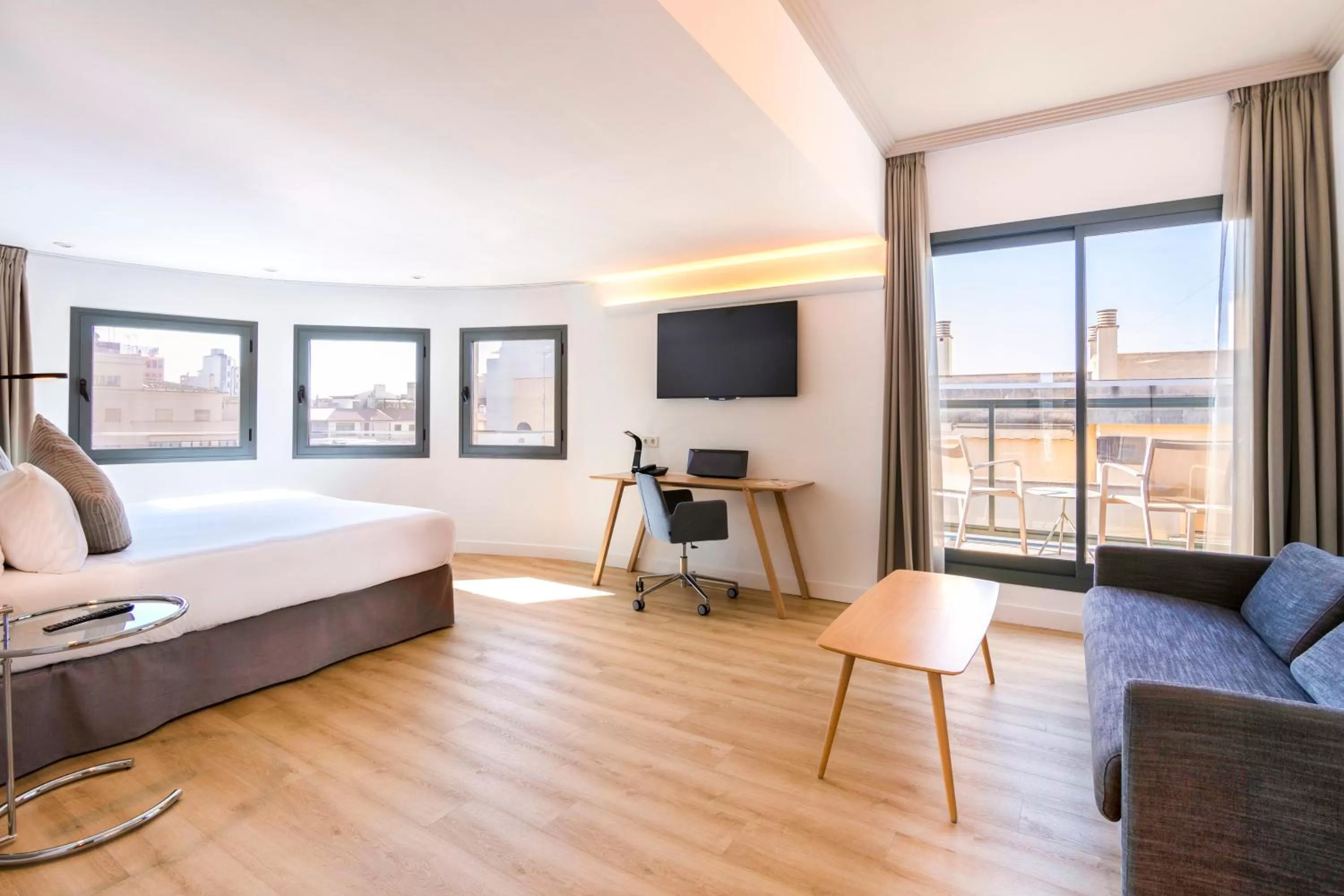 Photo of the whole room, Bed in INNSiDE by Meliá Palma Center
