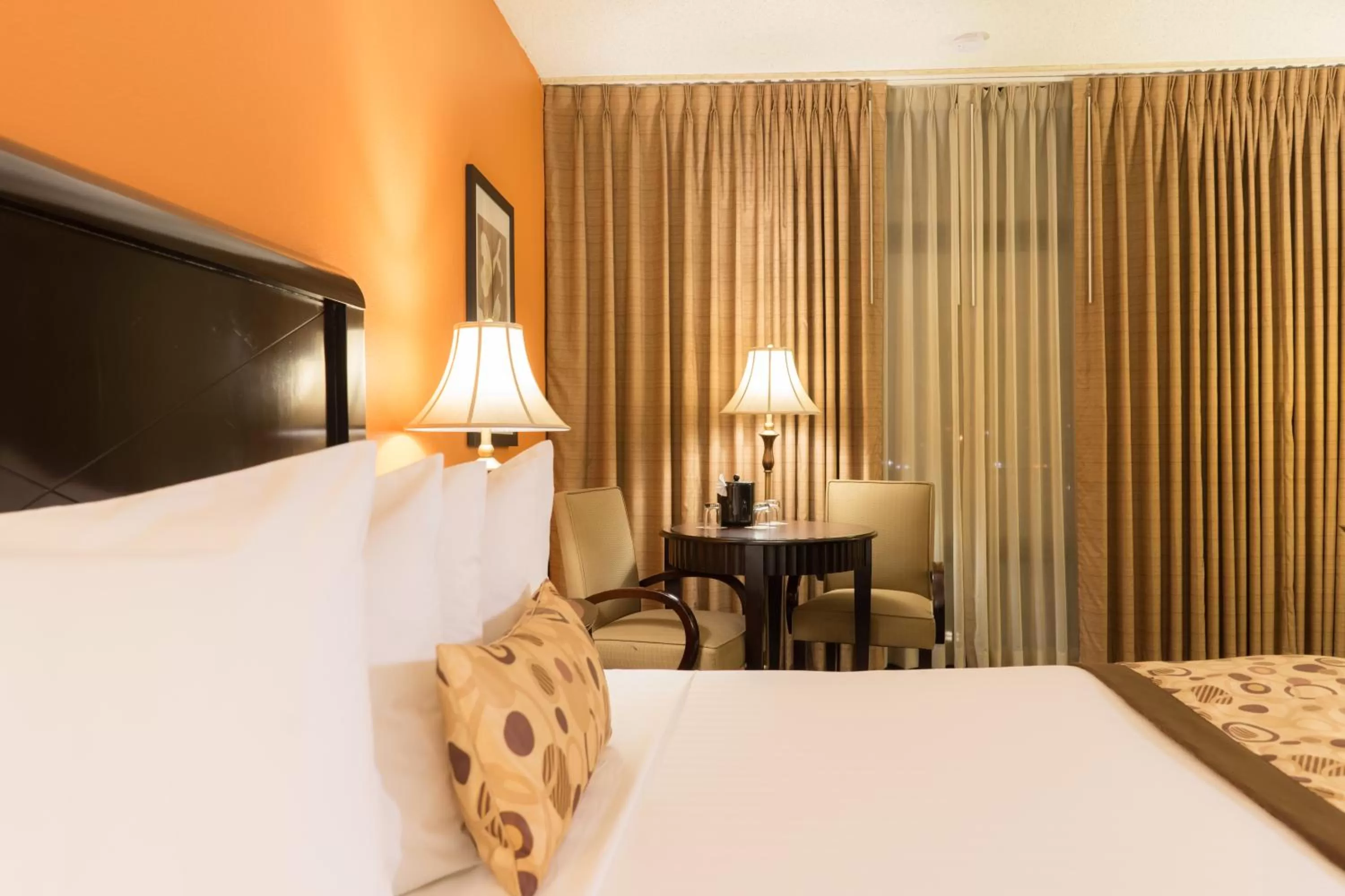 Seating area, Bed in Oakland Airport Executive Hotel