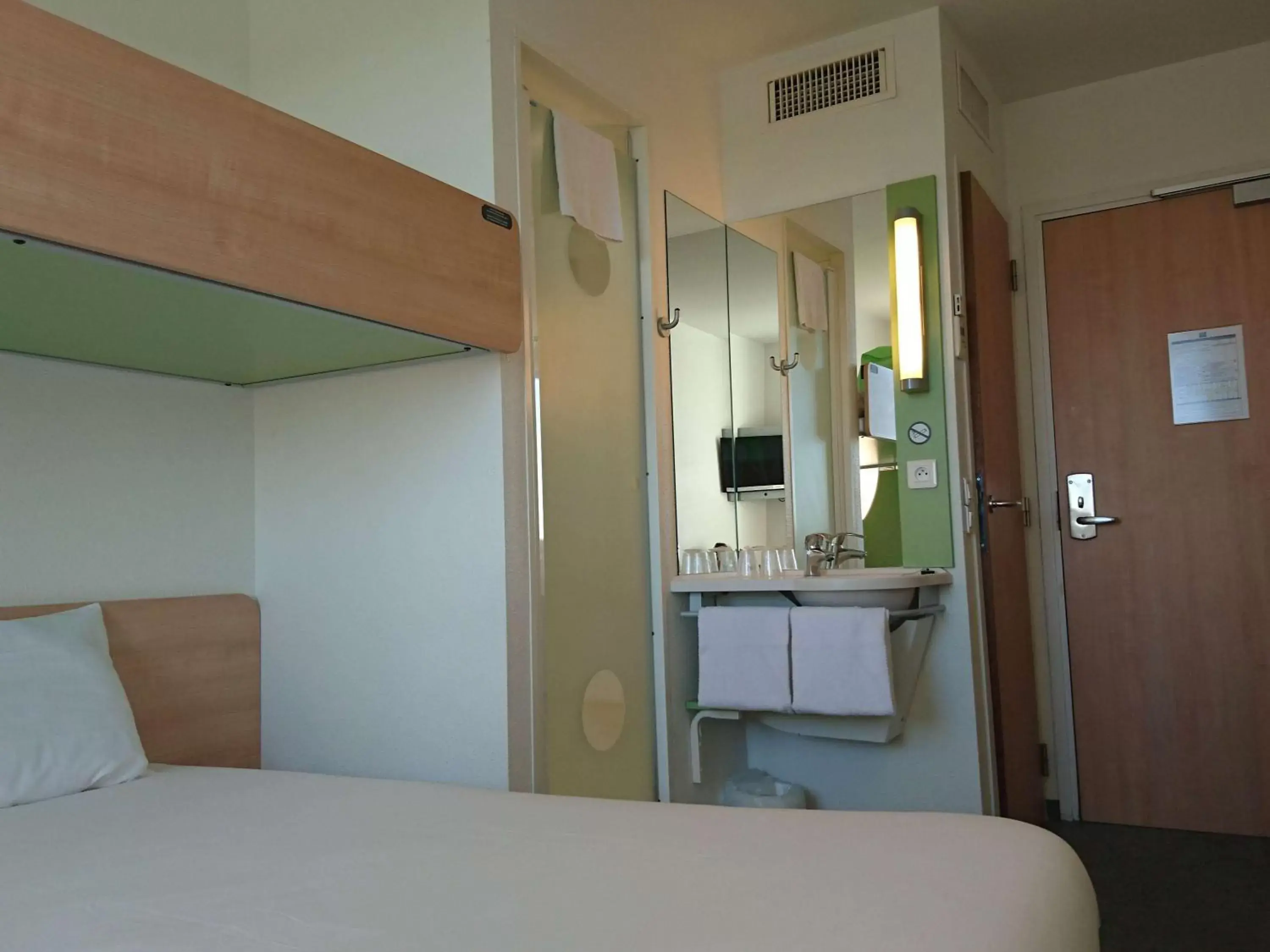 Photo of the whole room in Ibis Budget Ancenis