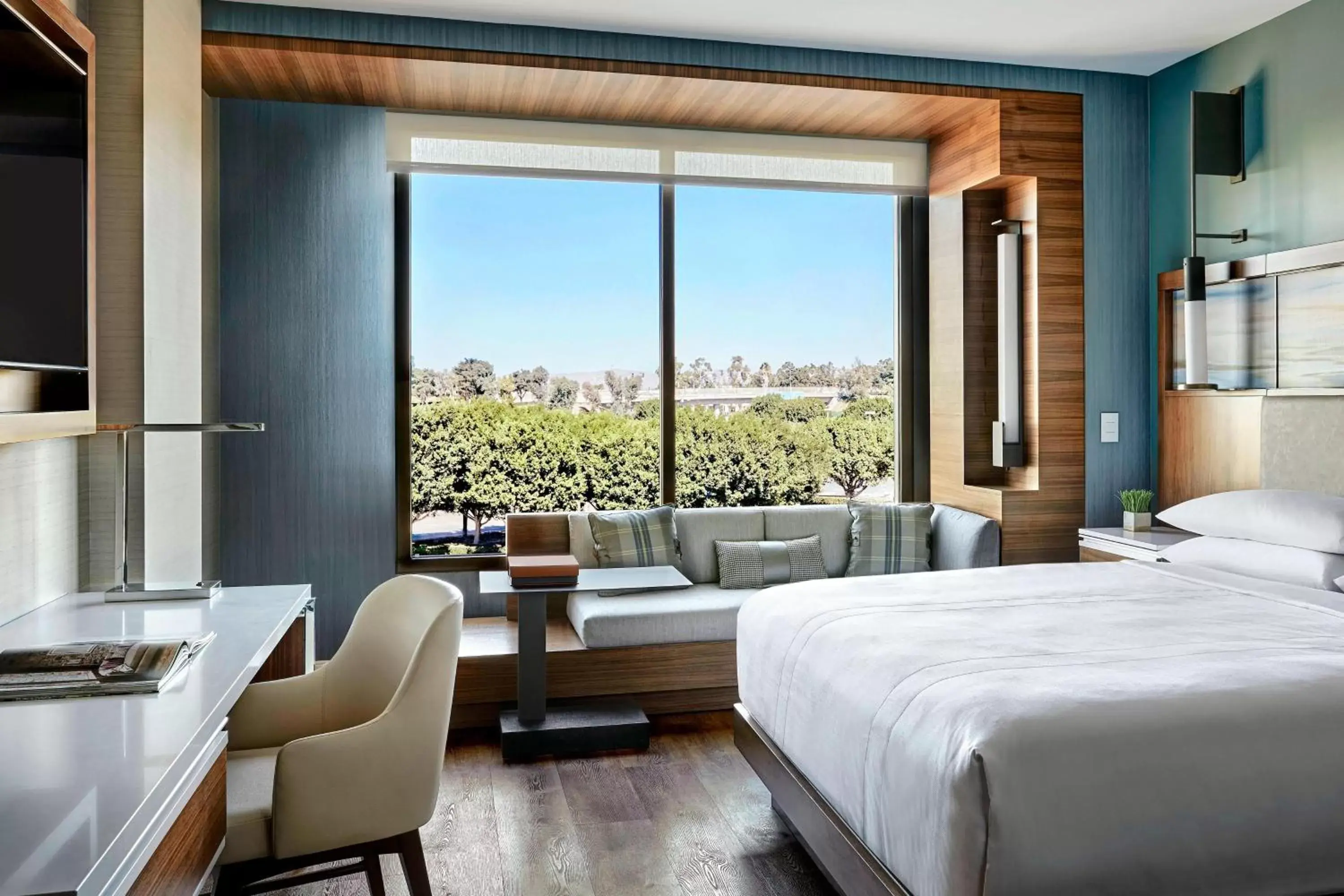 Deluxe Guest Room with King Bed in Marriott Irvine Spectrum Deluxe Guest Room with King Bed in Marriott Irvine Spectrum