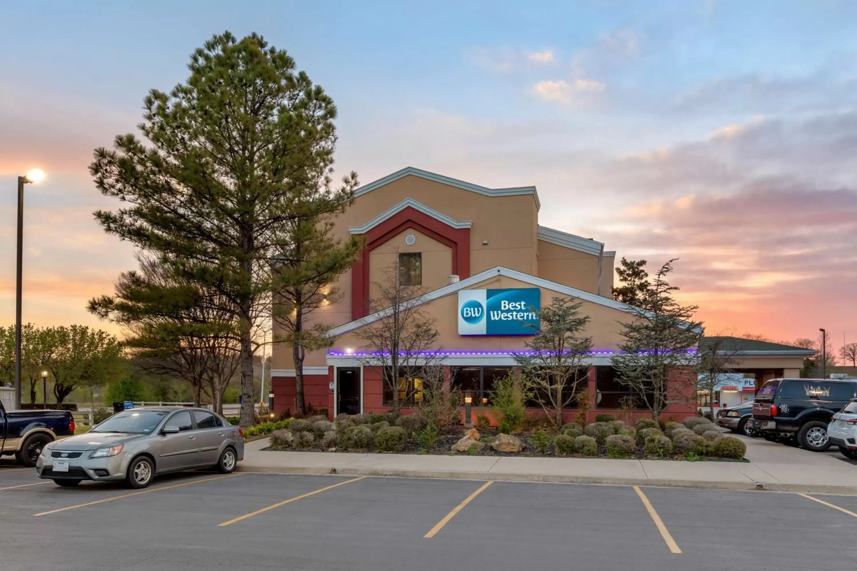 Property Building in Best Western Seminole Inn and Suites
