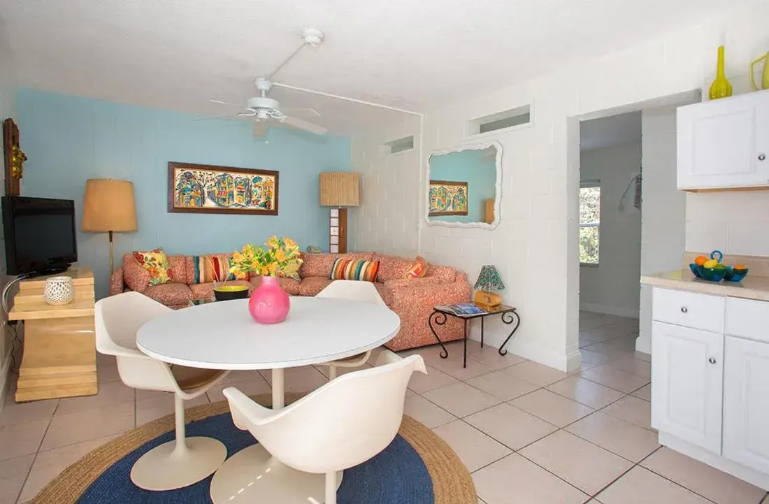 Dining Area in South Beach Place - Vero Beach