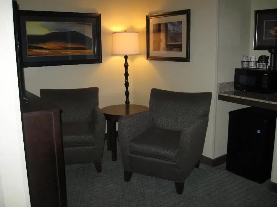 Living room, Seating Area in Little Missouri Inn & Suites Watford City