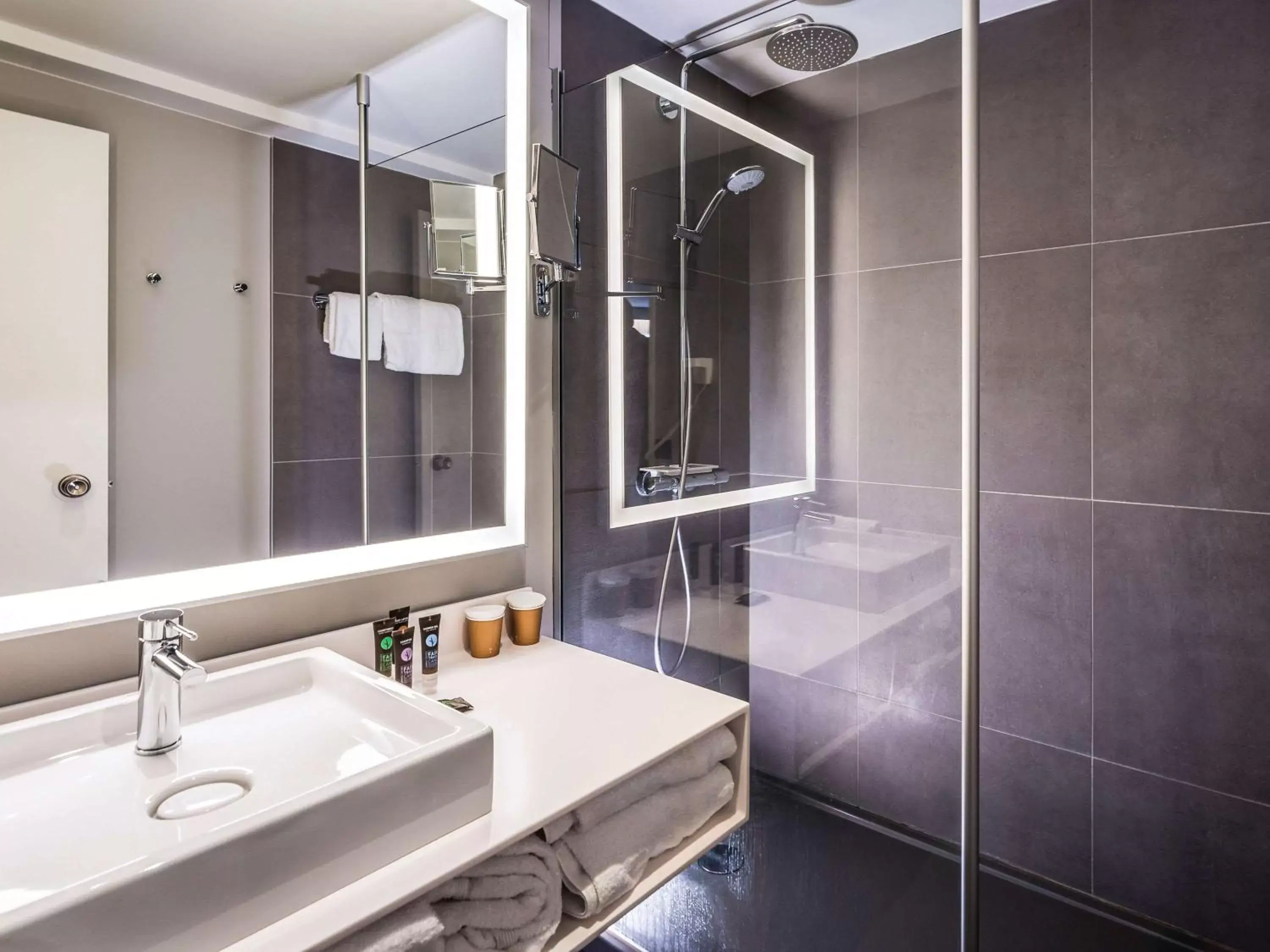 Photo of the whole room, Bathroom in Novotel Orléans Saint Jean de Braye