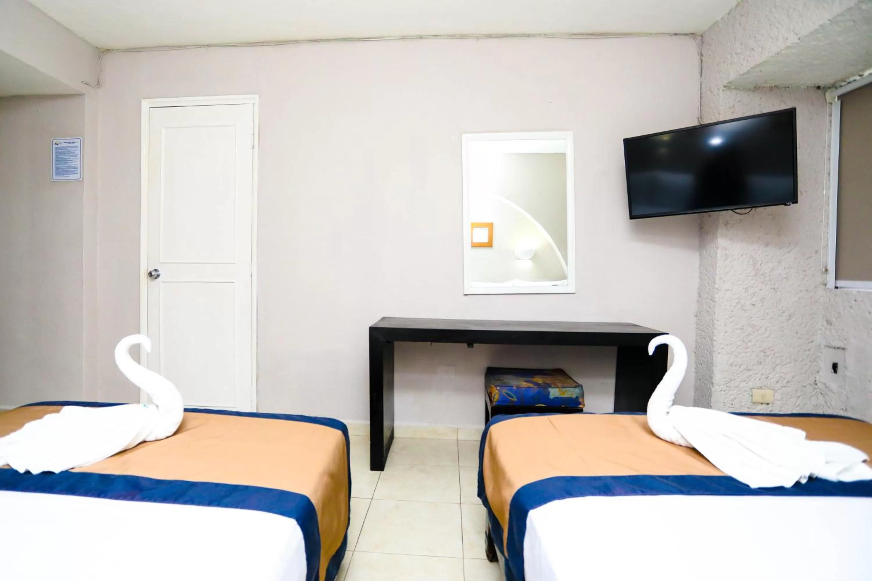 Photo of the whole room, Bed in Hotel Caribe Internacional Cancun