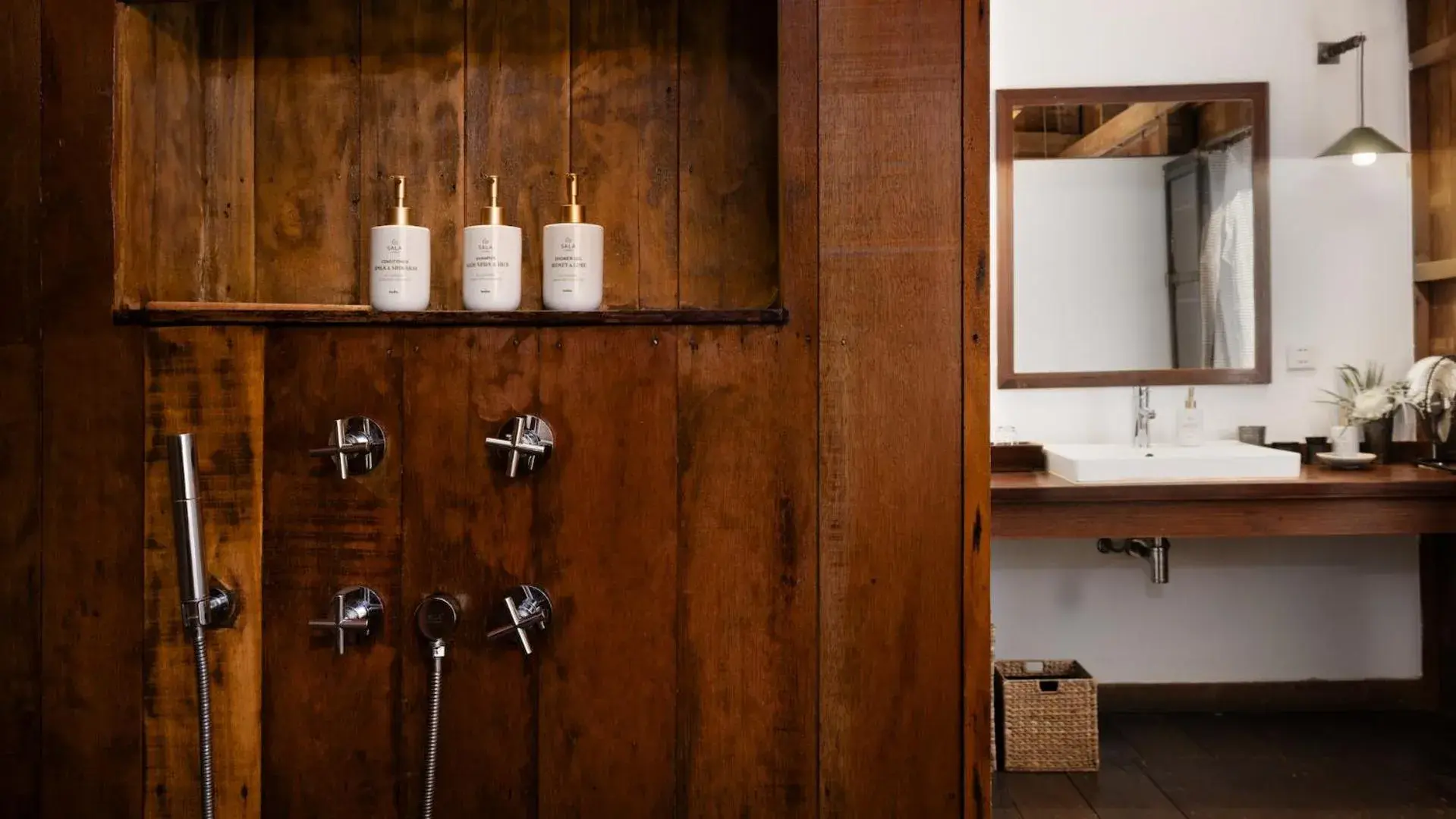 Bathroom, Kitchen/Kitchenette in Sala Lodges