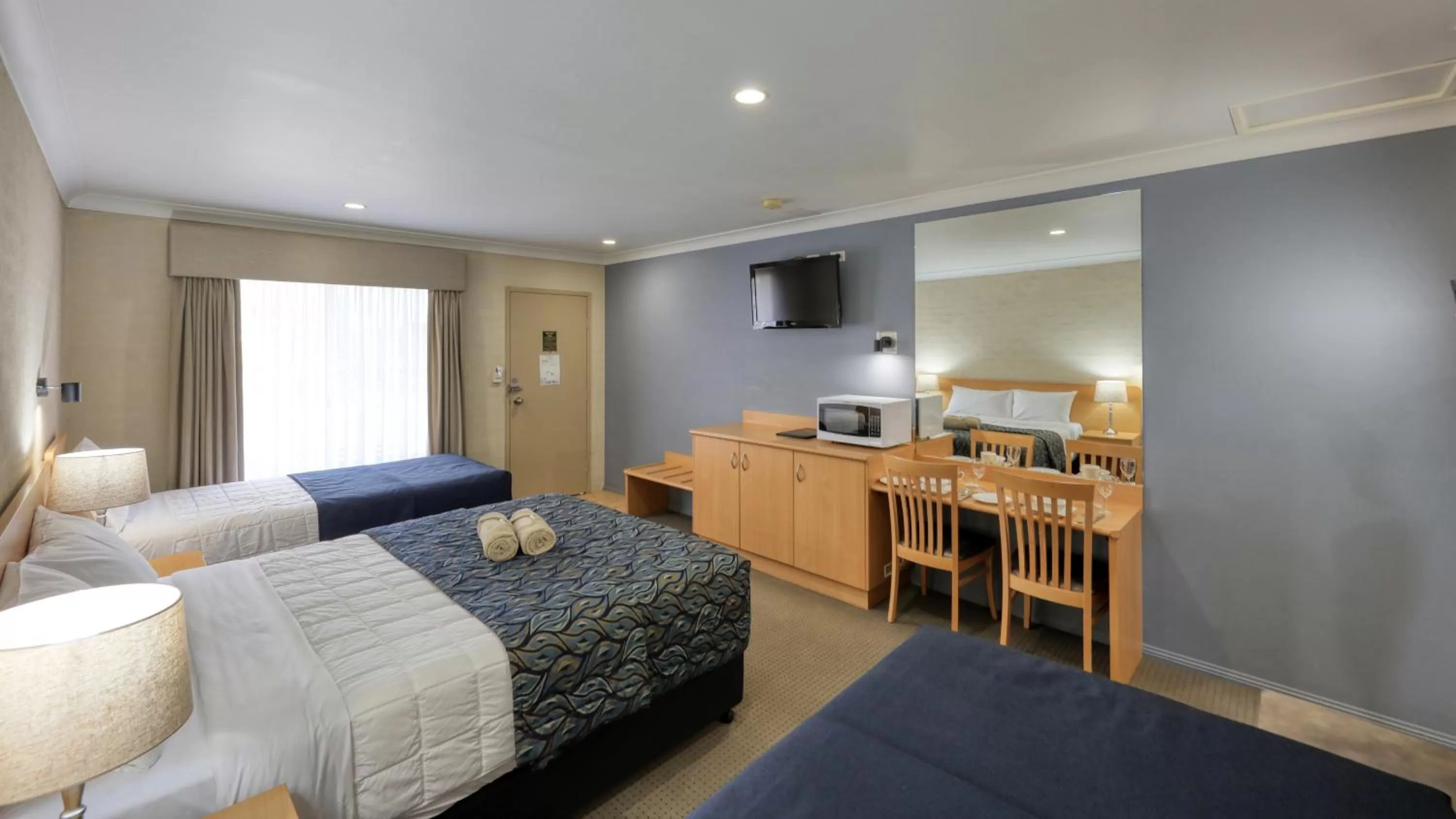 minibar, Bed in Edward Parry Motel and Apartments