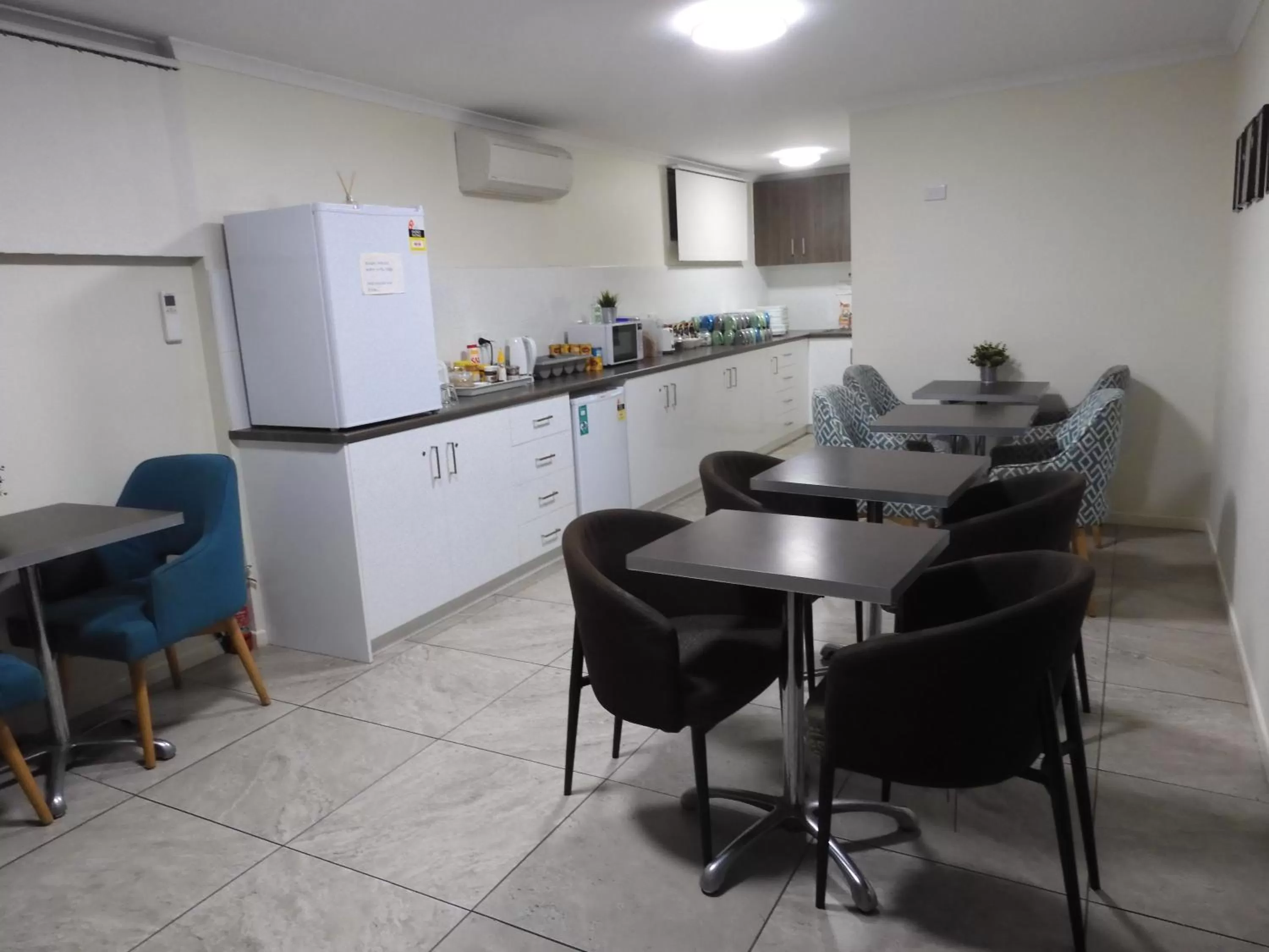Kitchen or kitchenette in Dalby Parkview Motel