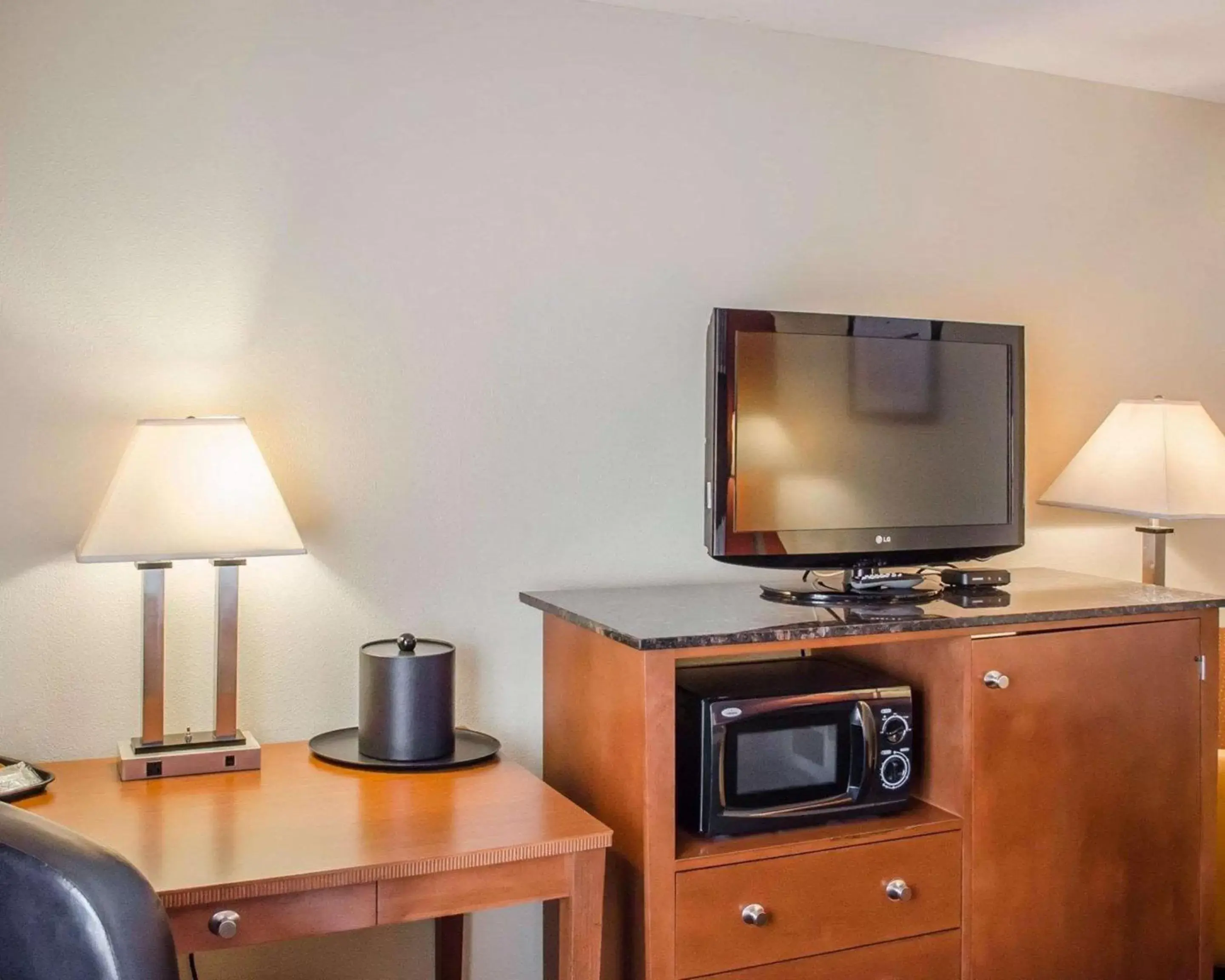 Bedroom, TV/Entertainment Center in Quality Inn Riverfront Harrisburg