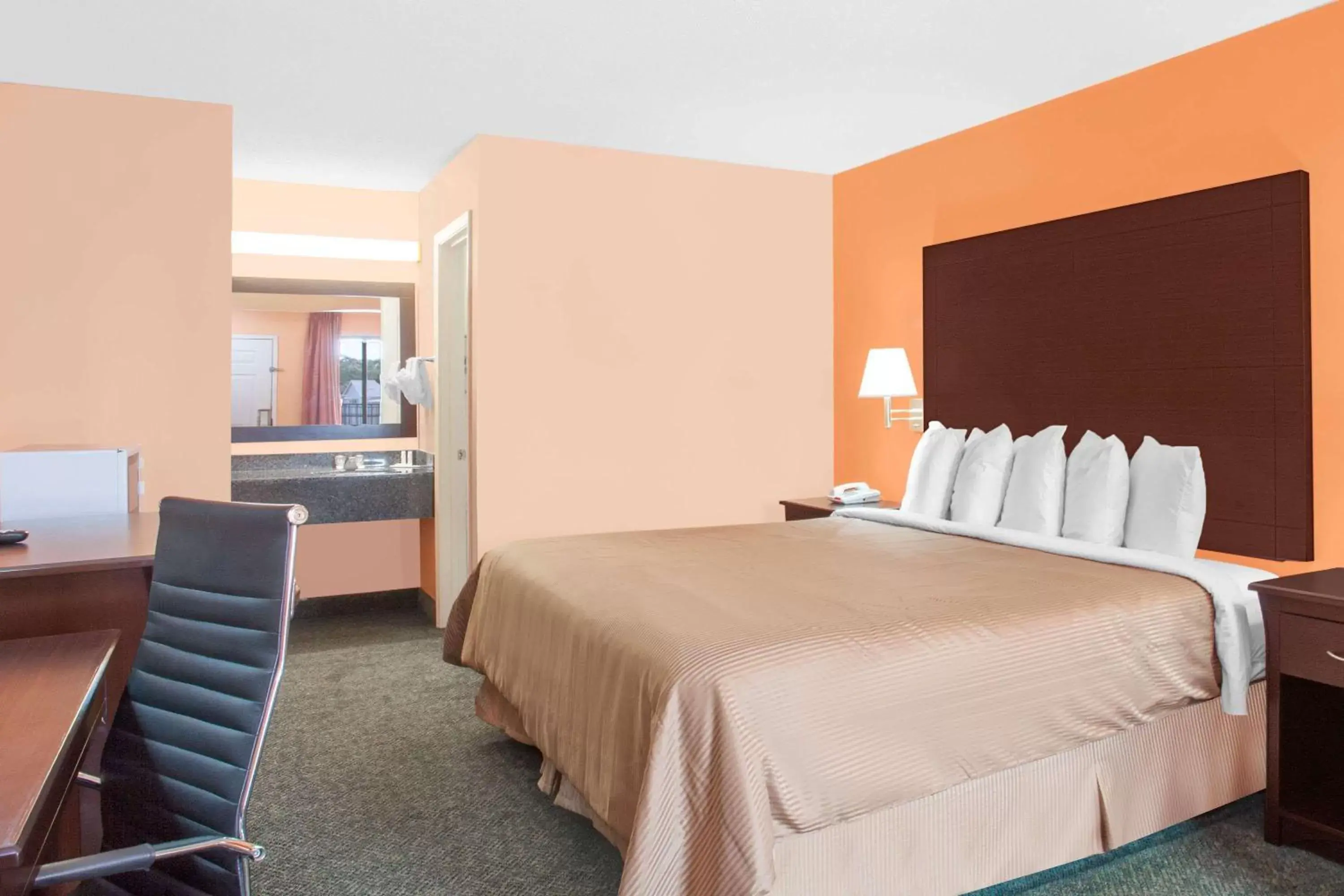 Photo of the whole room, Bed in Days Inn by Wyndham Moulton