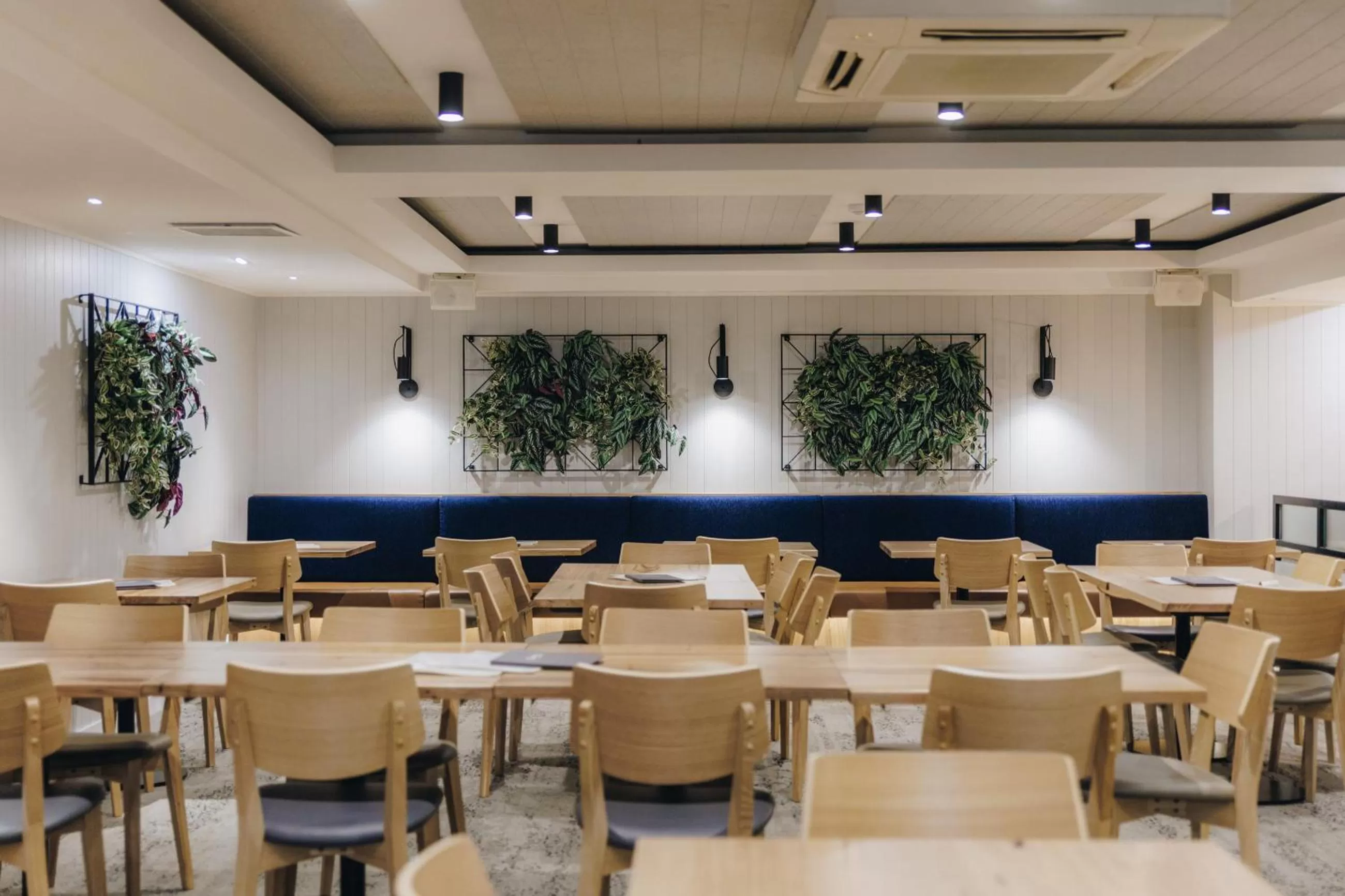 Restaurant/places to eat in Banjo Paterson Inn