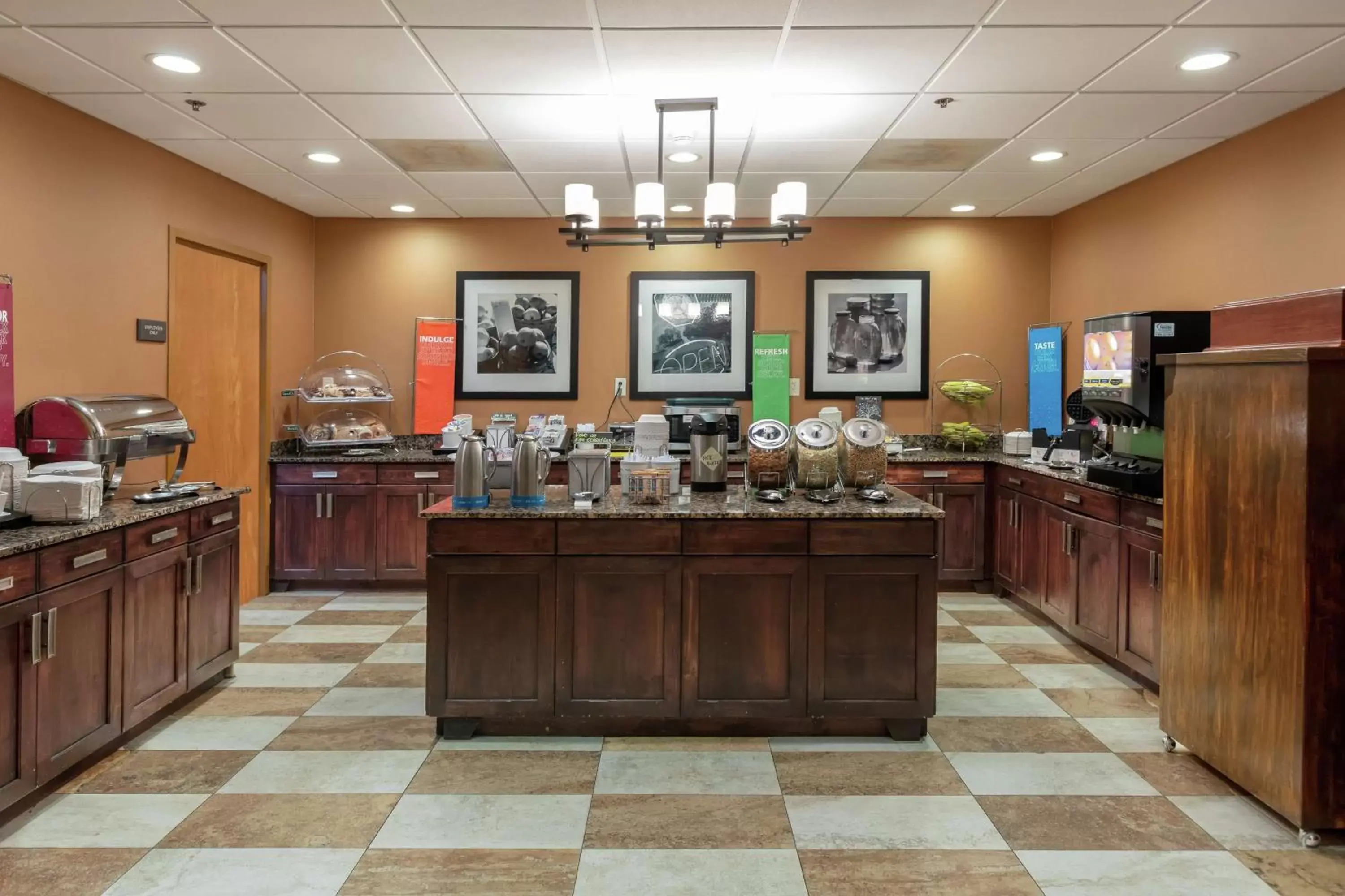 Dining area, Restaurant/Places to Eat in Hampton Inn & Suites-Austin Airport