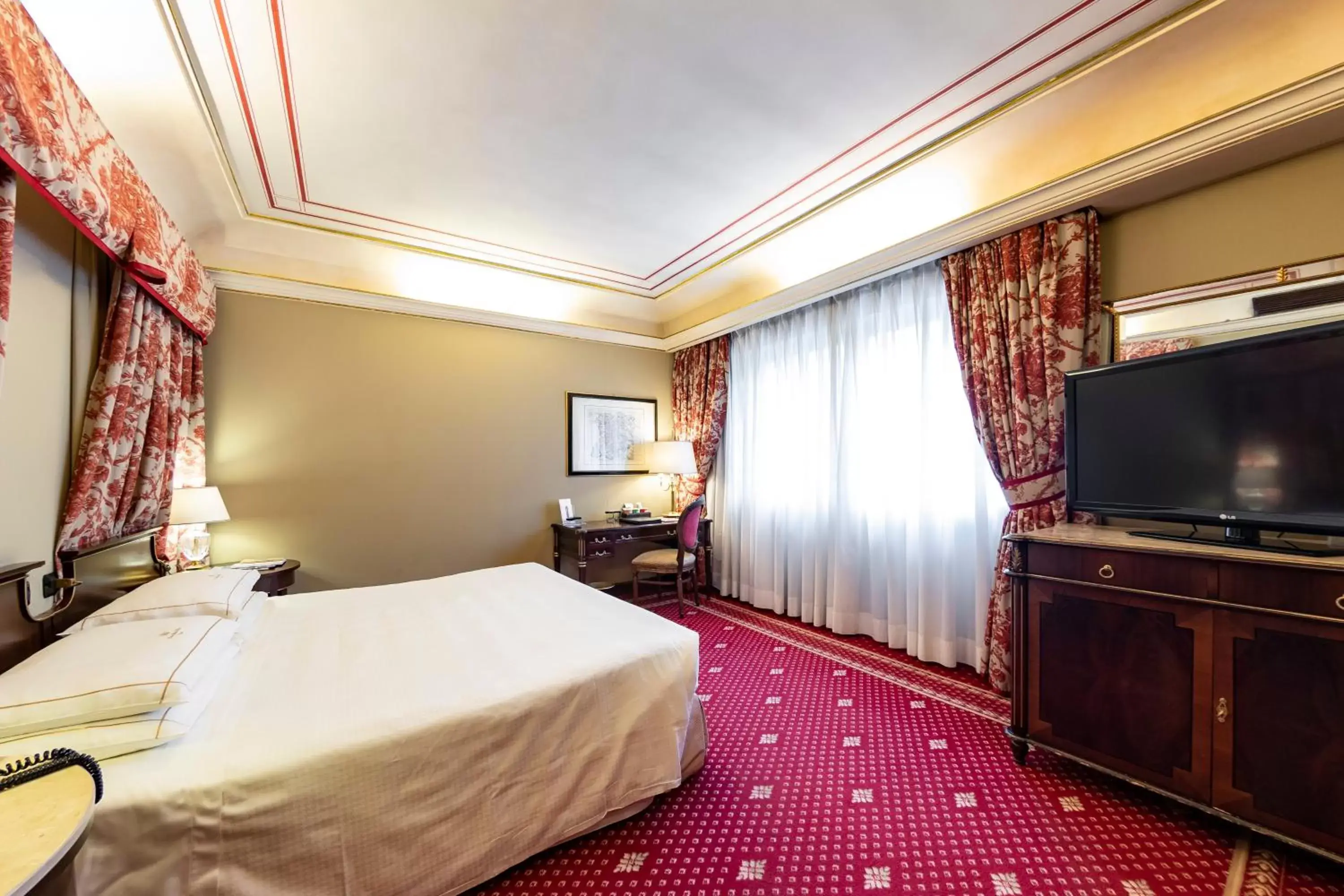 Photo of the whole room, Bed in River Chateau Hotel