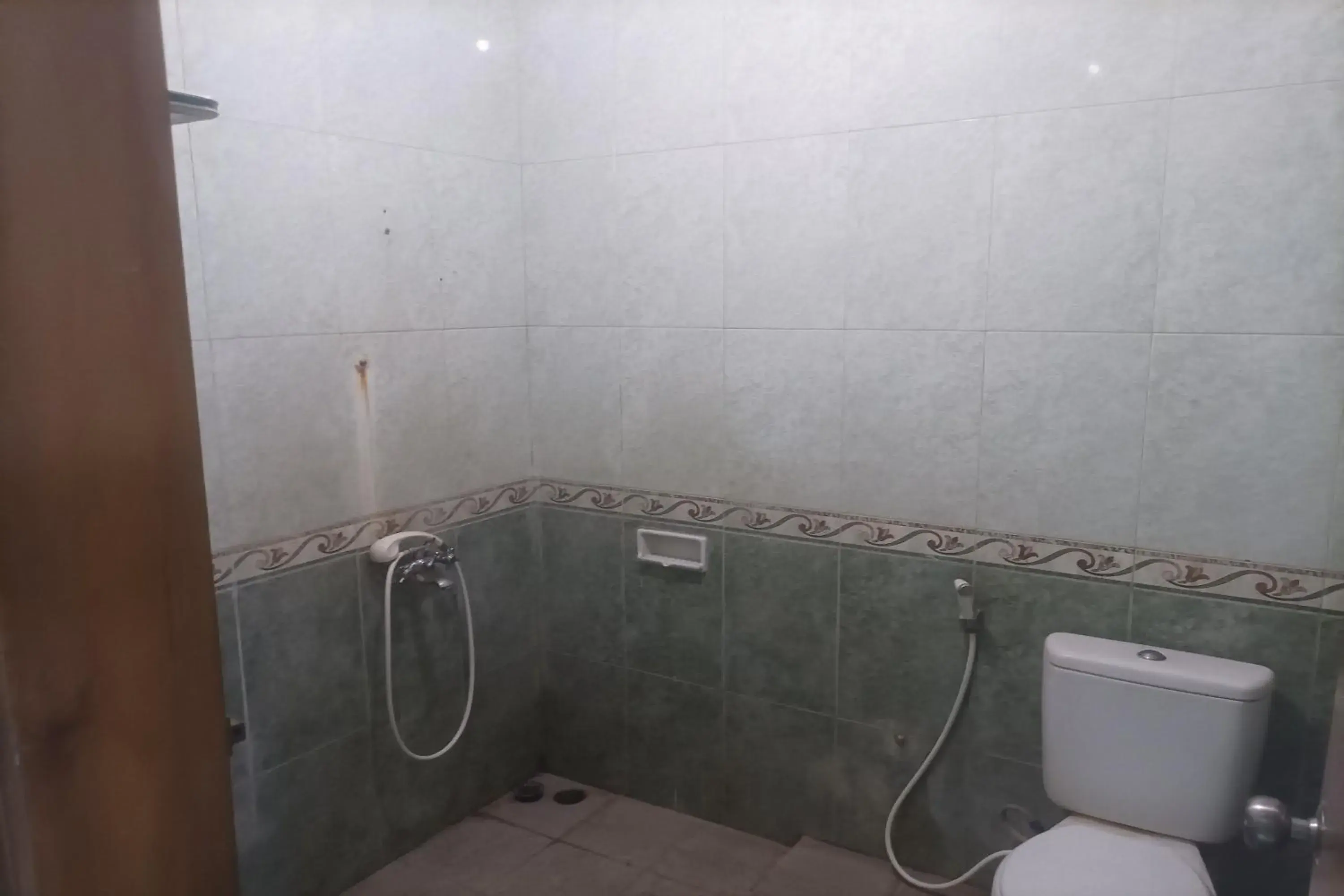 Bathroom in RedDoorz Plus near Alun Alun Kejaksan Cirebon