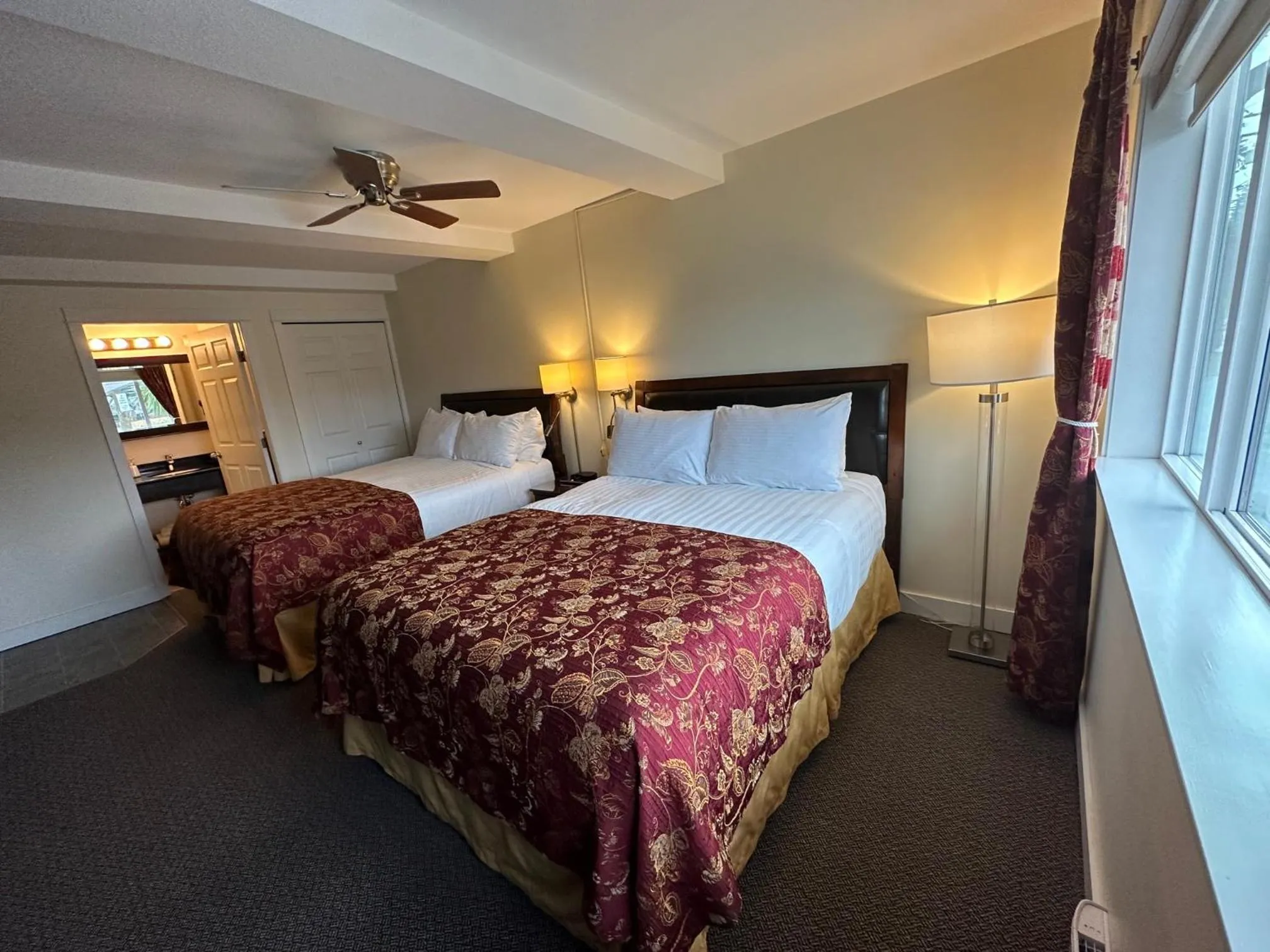 Bed in Bayshore Waterfront Inn