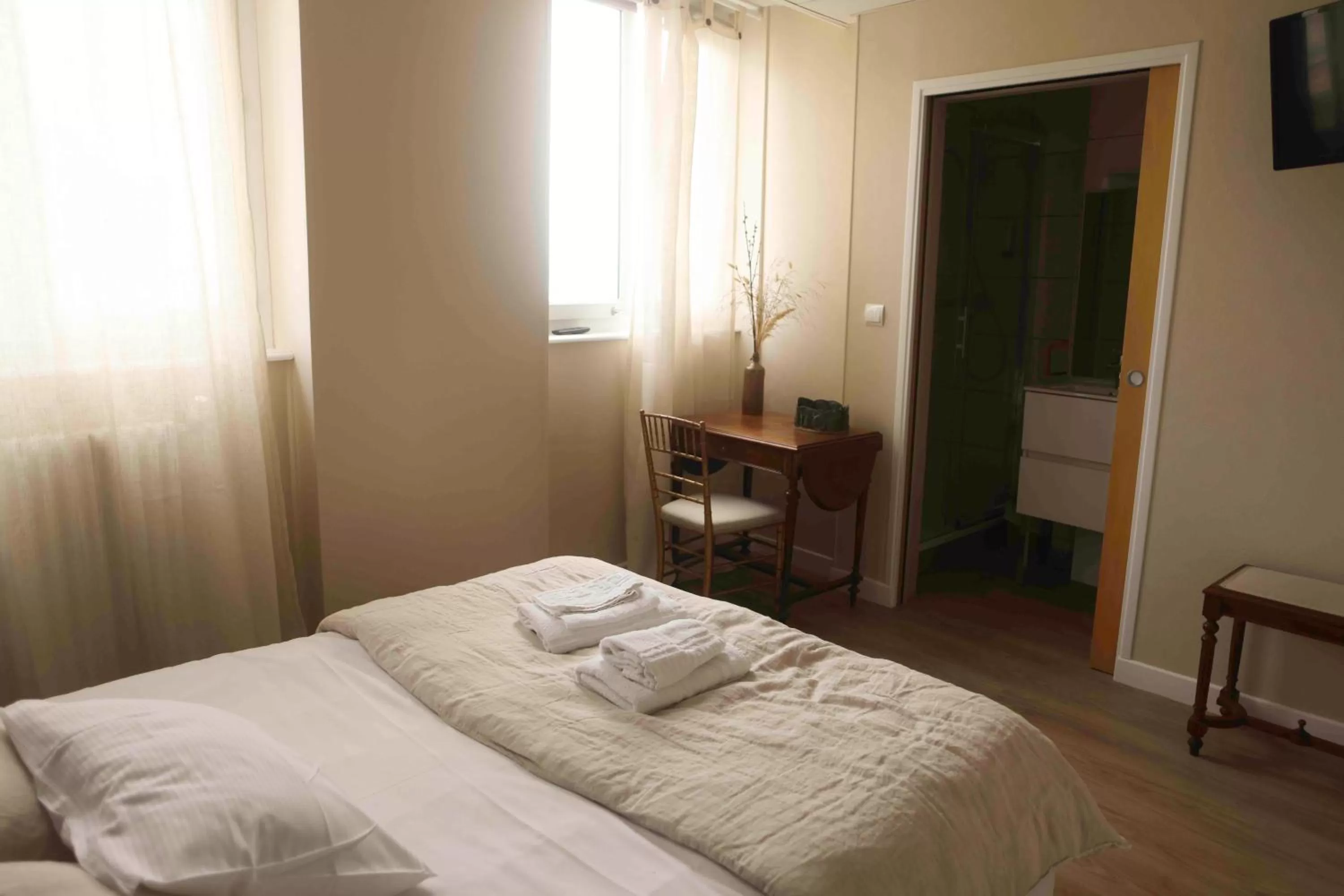 Photo of the whole room, Bed in Le Neptune