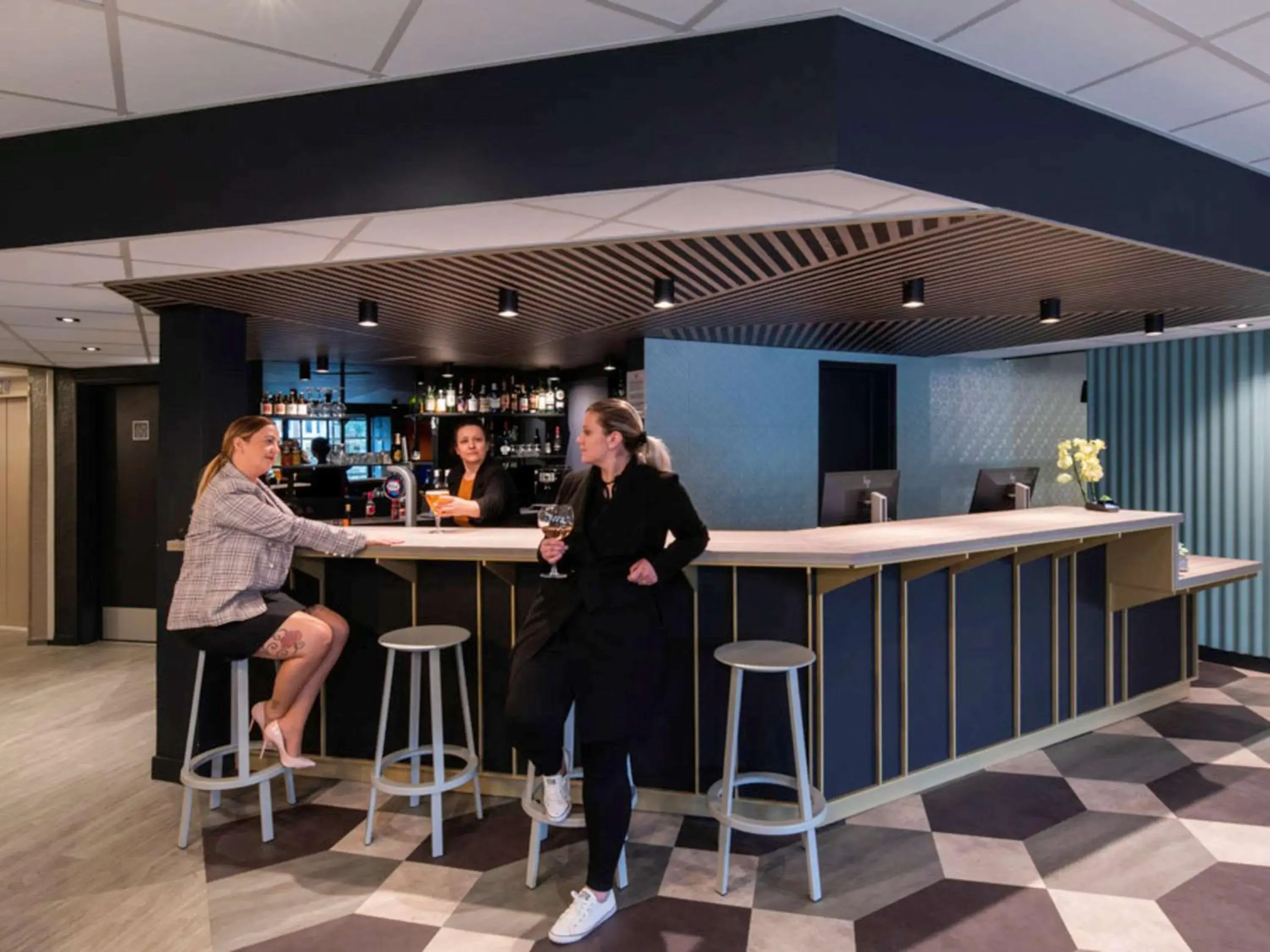 Lounge or bar in ibis Cergy Pontoise Le Port