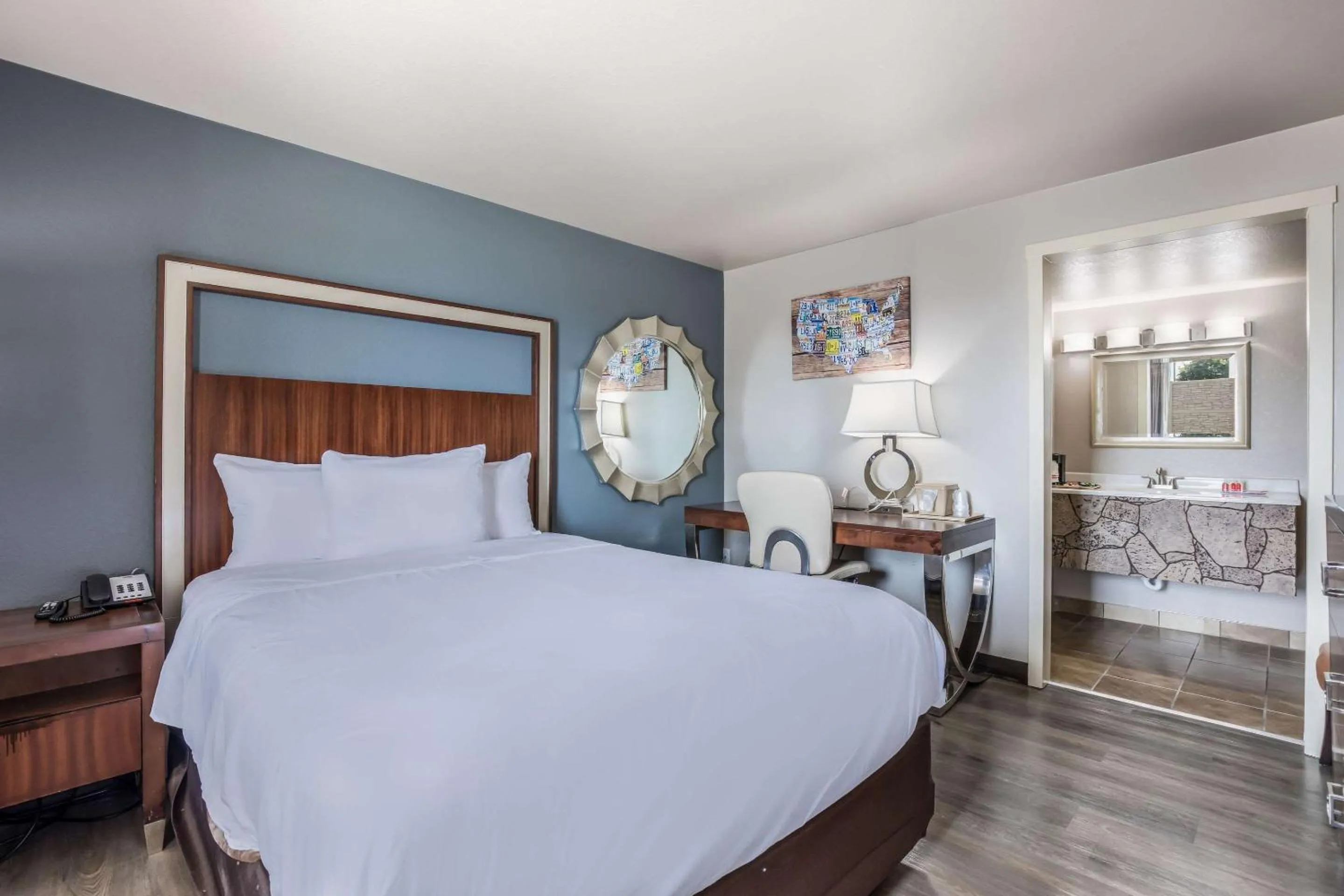 Standard Queen Room - Non-Smoking in Econo Lodge Neenah