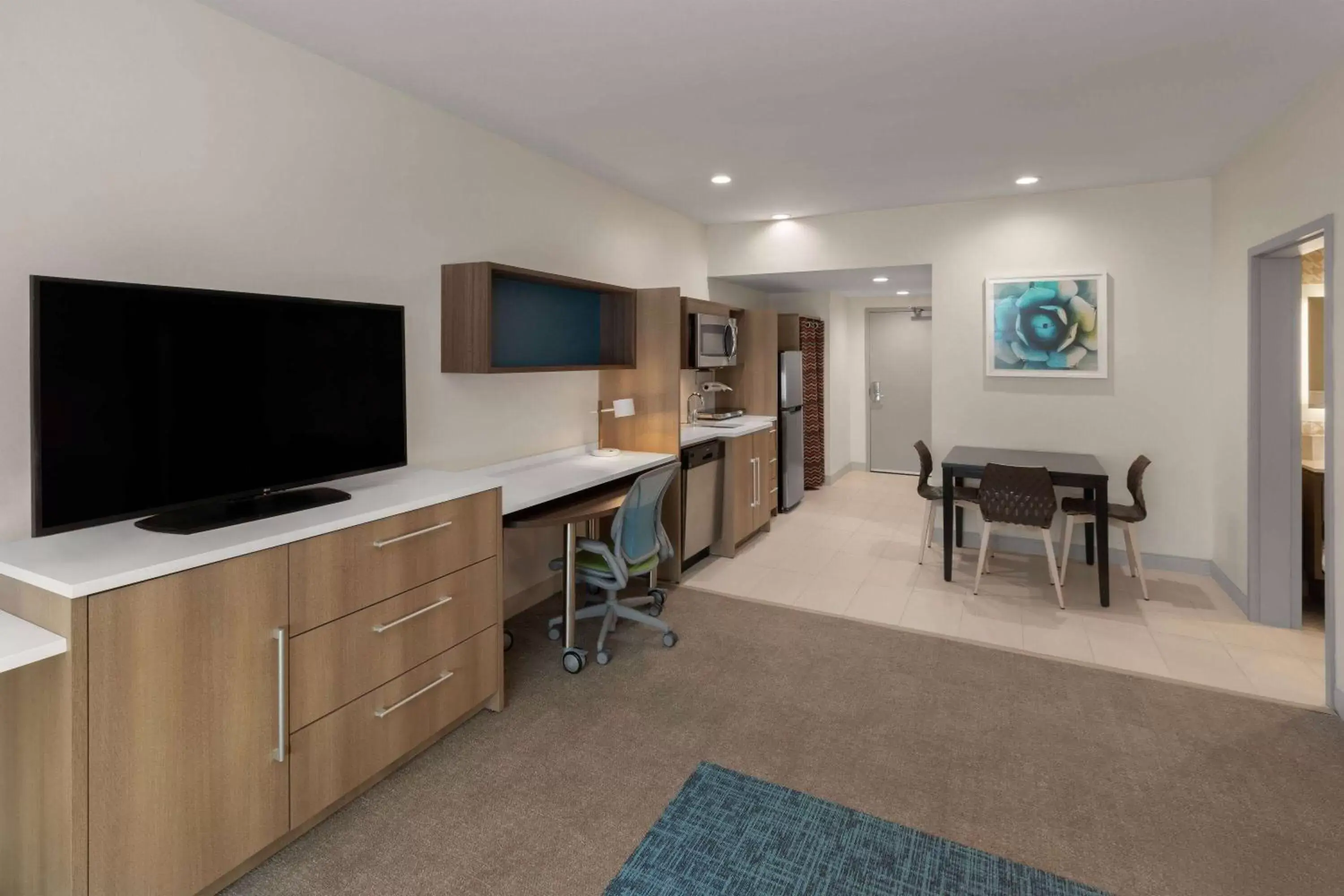 Bed, TV/Entertainment Center in Hawthorn Inn & Suites by Wyndham Kingwood Houston