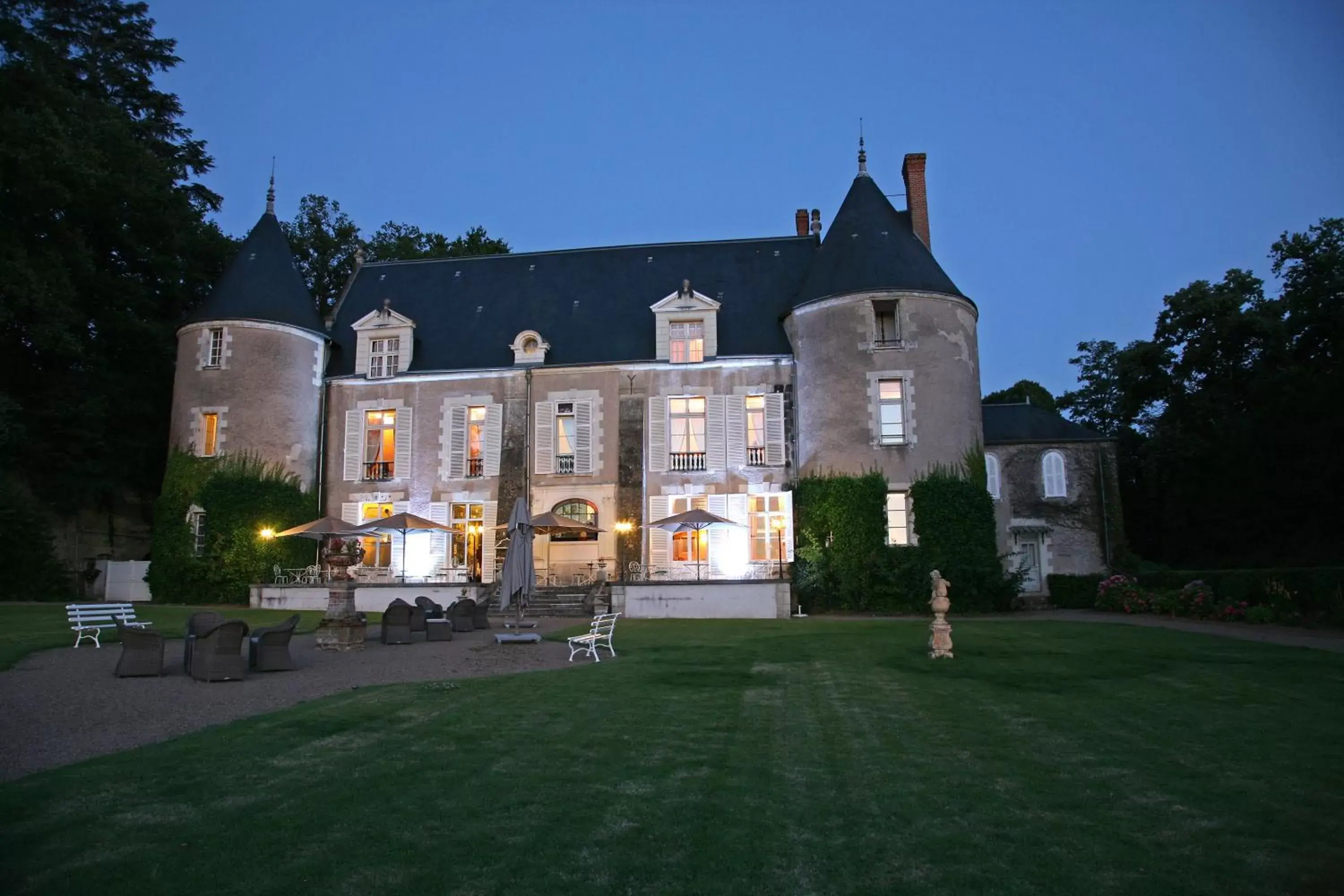 Facade/entrance, Property Building in Château De Pray