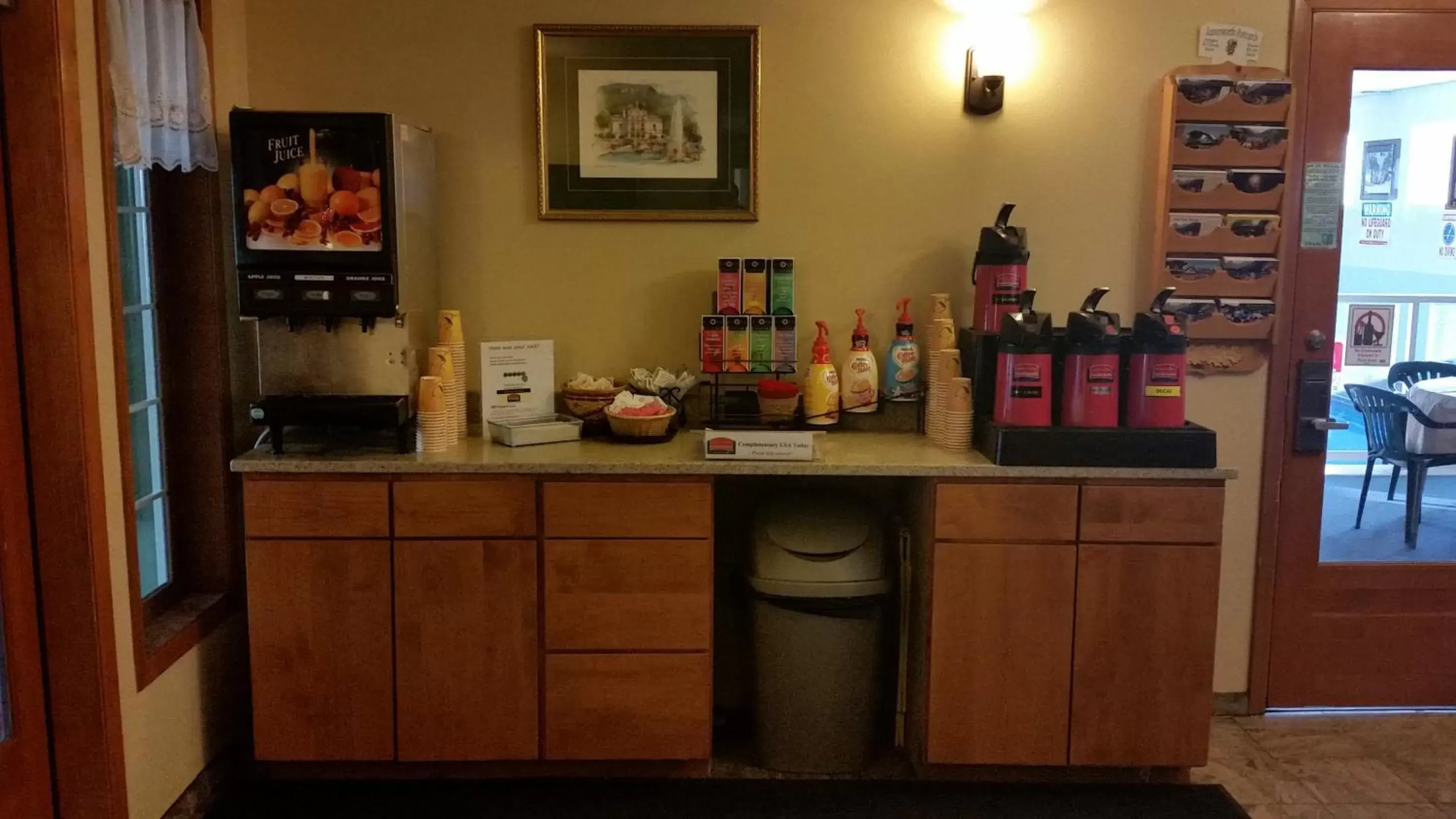 Coffee/tea facilities, Kitchen/Kitchenette in FairBridge Inn & Suites