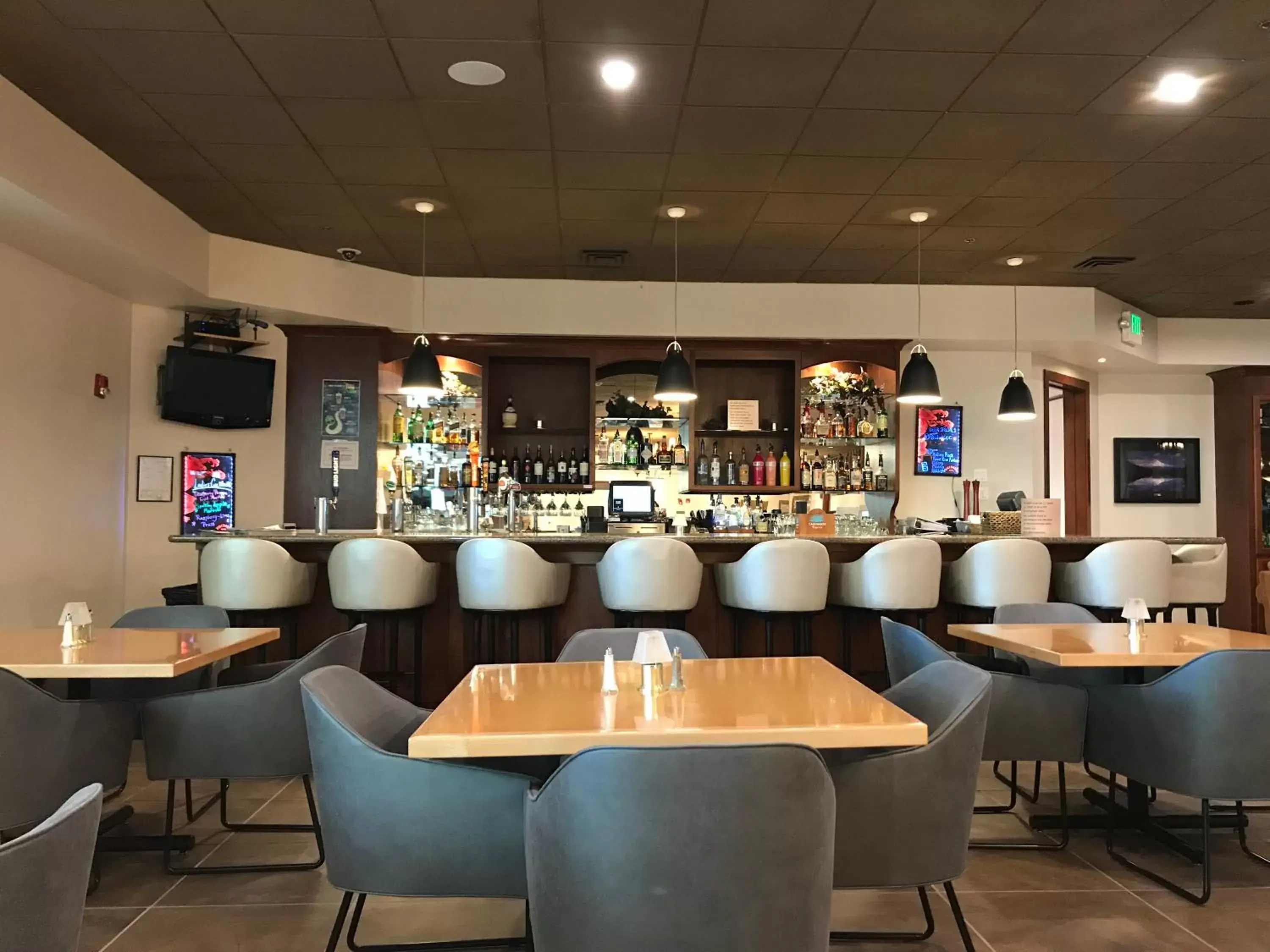 Restaurant/places to eat, Lounge/Bar in Medallion Inn and Suites