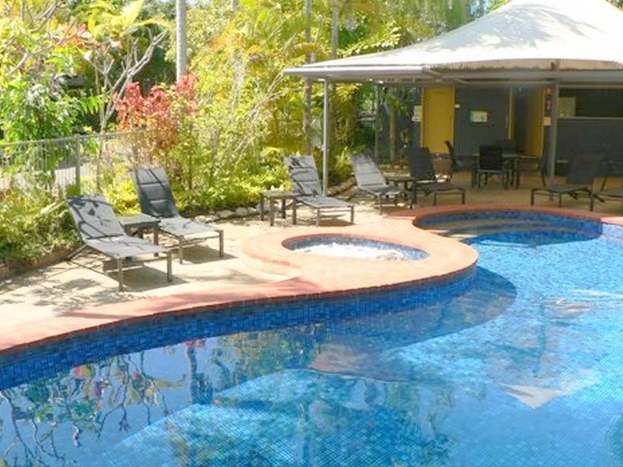 Swimming pool in Mango Tree Holiday Apartments