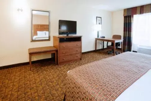 Photo of the whole room, Bed in Holiday Inn Express Hotel & Suites Mount Airy, an IHG Hotel